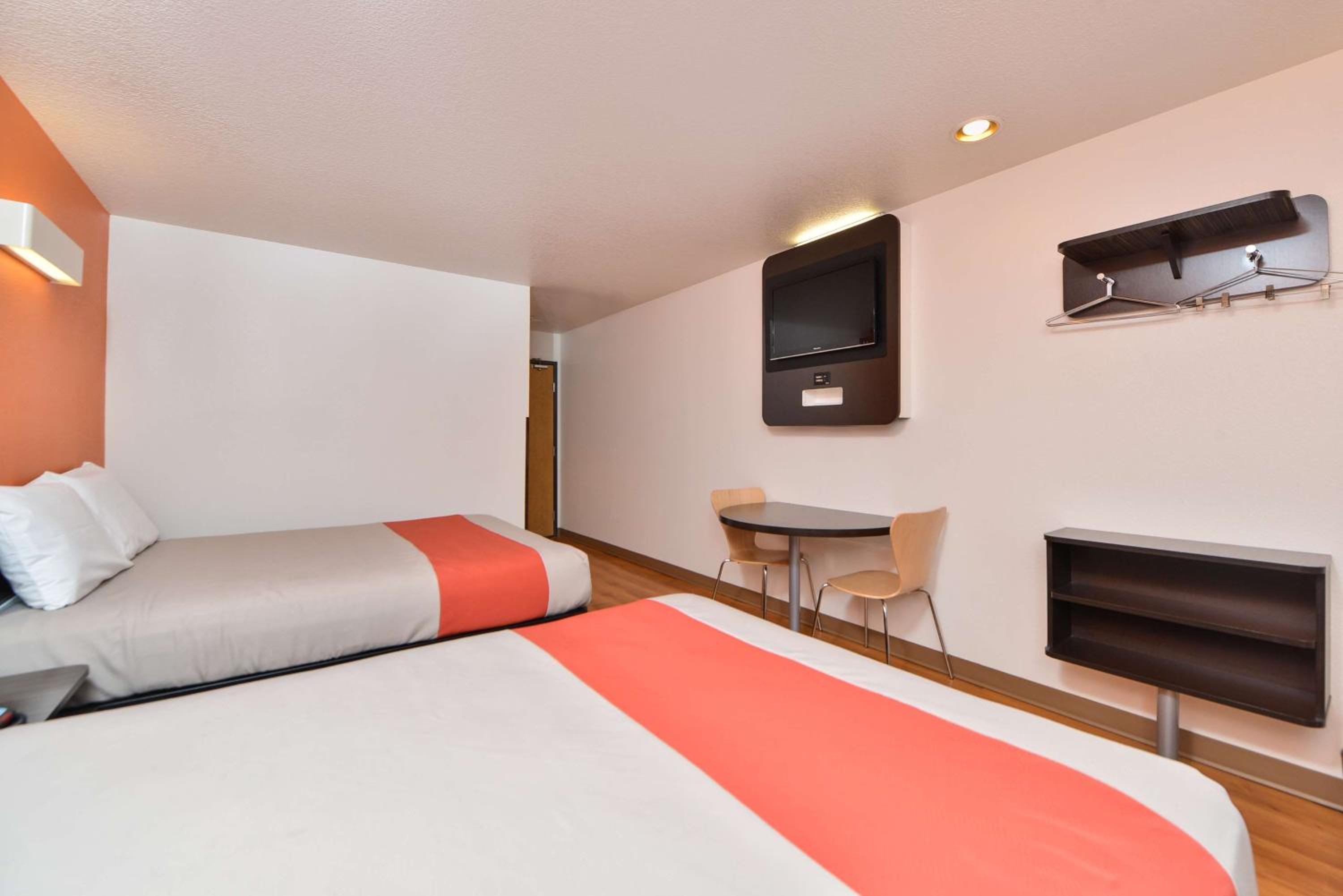 Queen Room with Two Queen Beds - Non-Smoking - Photo 3