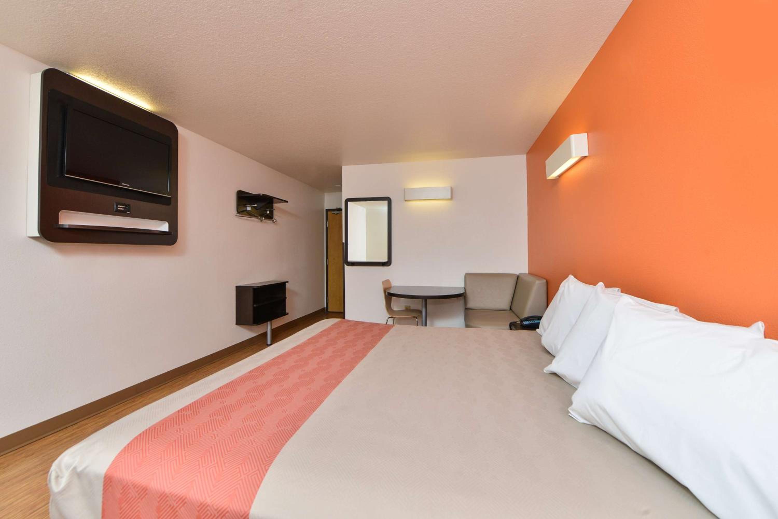 King Room - Non-Smoking - Photo 4