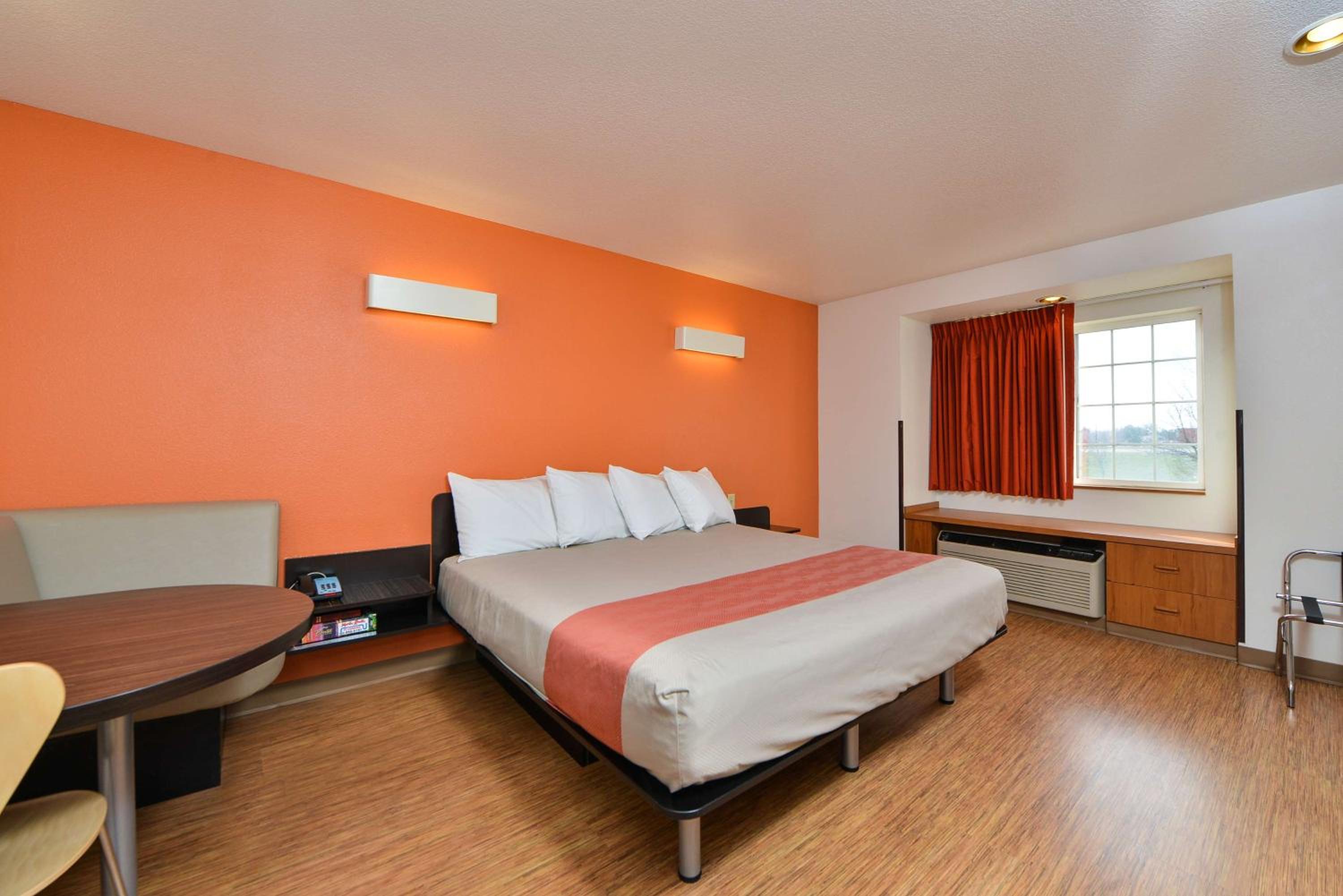 King Room - Non-Smoking - Photo 5