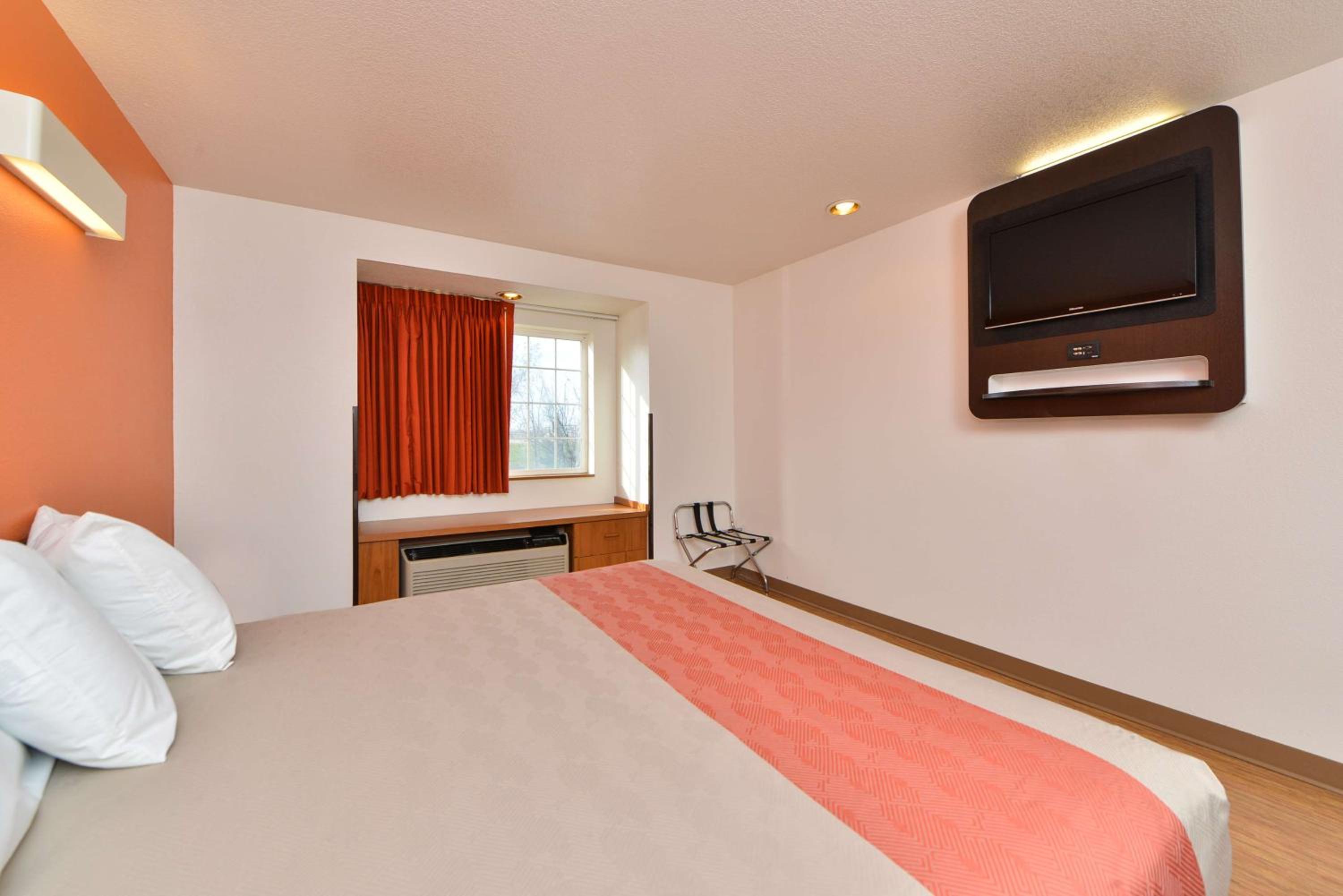 King Room - Non-Smoking - Photo 3