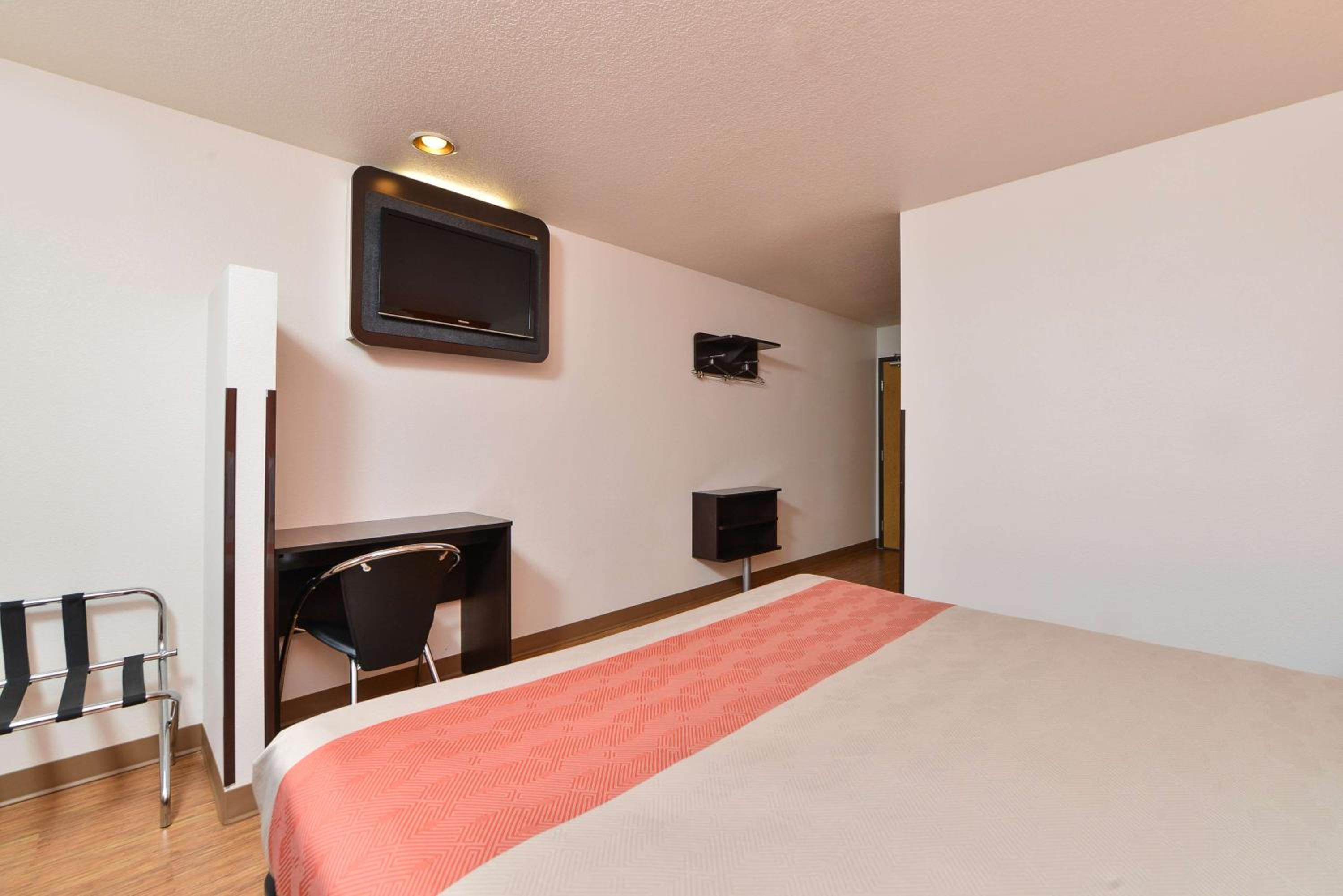 King Room - Non-Smoking - Photo 2