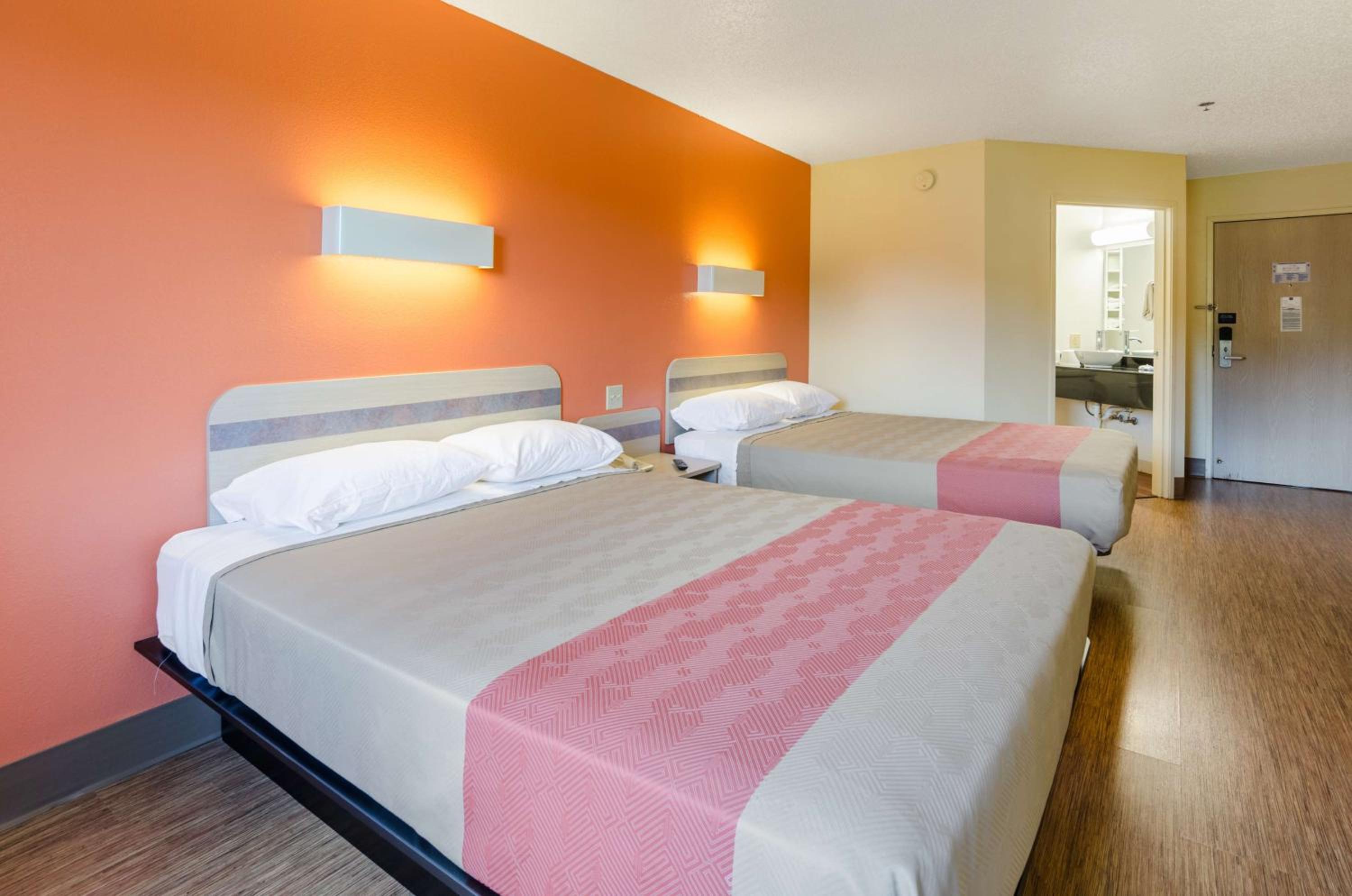 Queen Room with Two Queen Beds - Non-Smoking - Photo 5