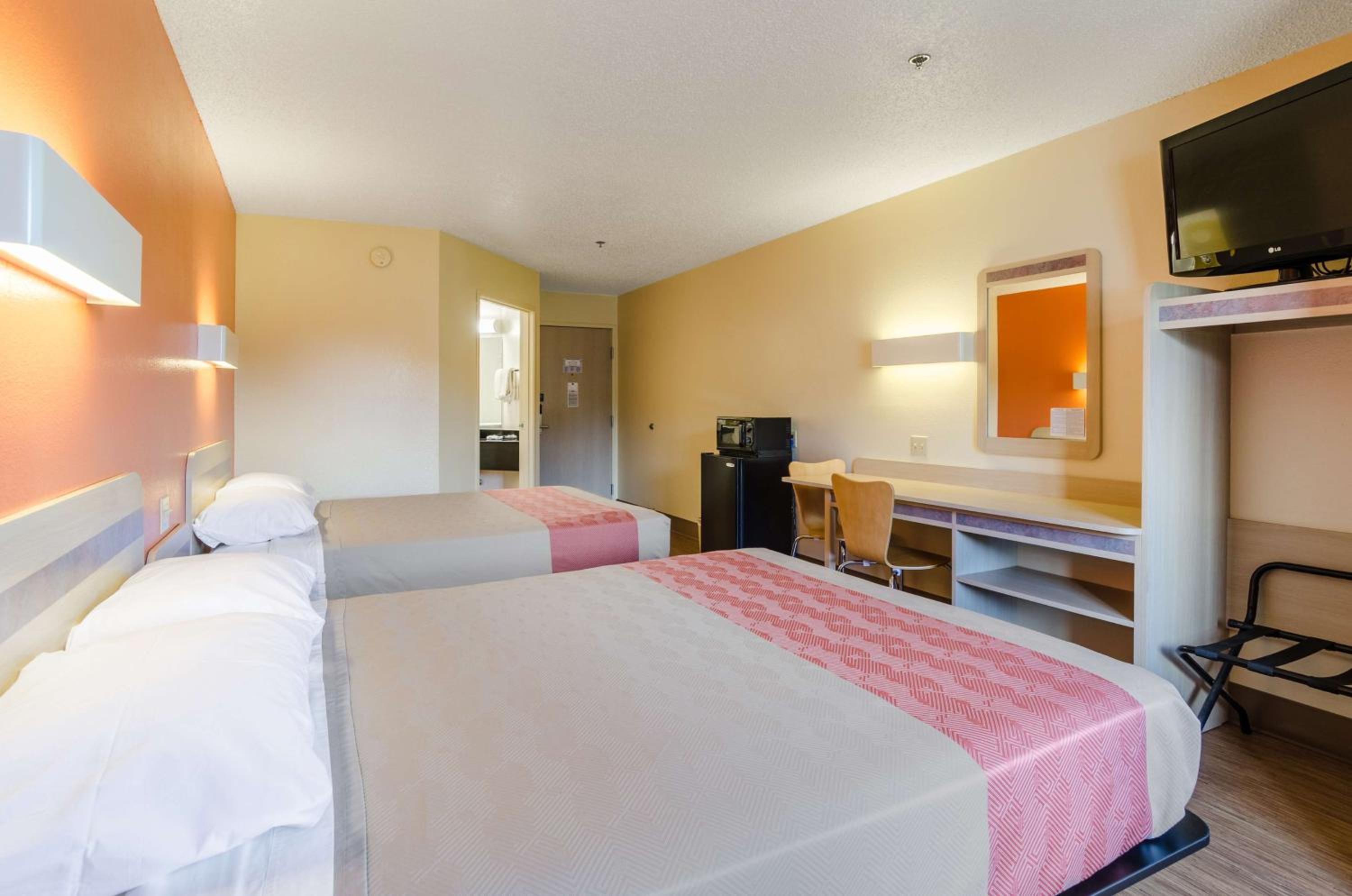 Queen Room with Two Queen Beds - Non-Smoking - Photo 2