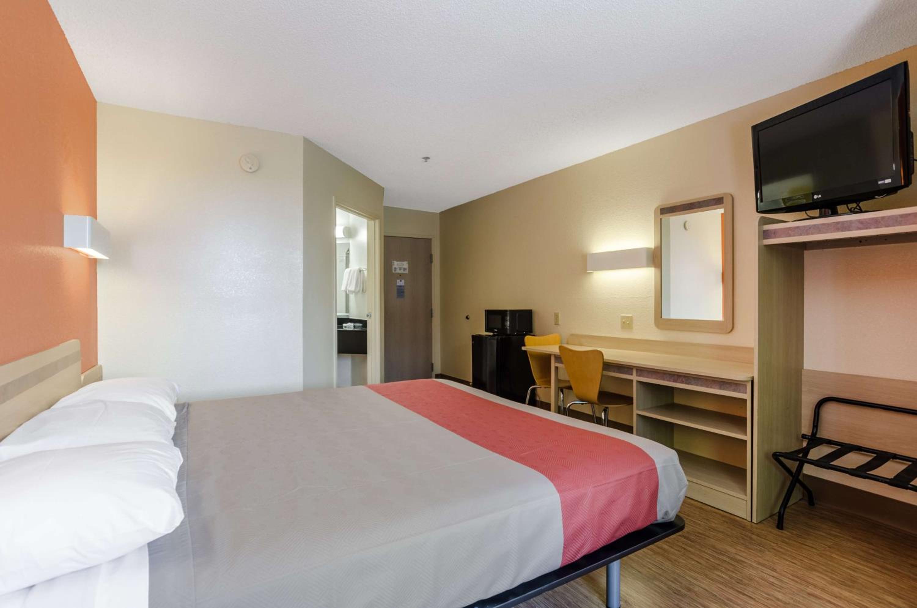 King Room - Non-Smoking - Photo 9