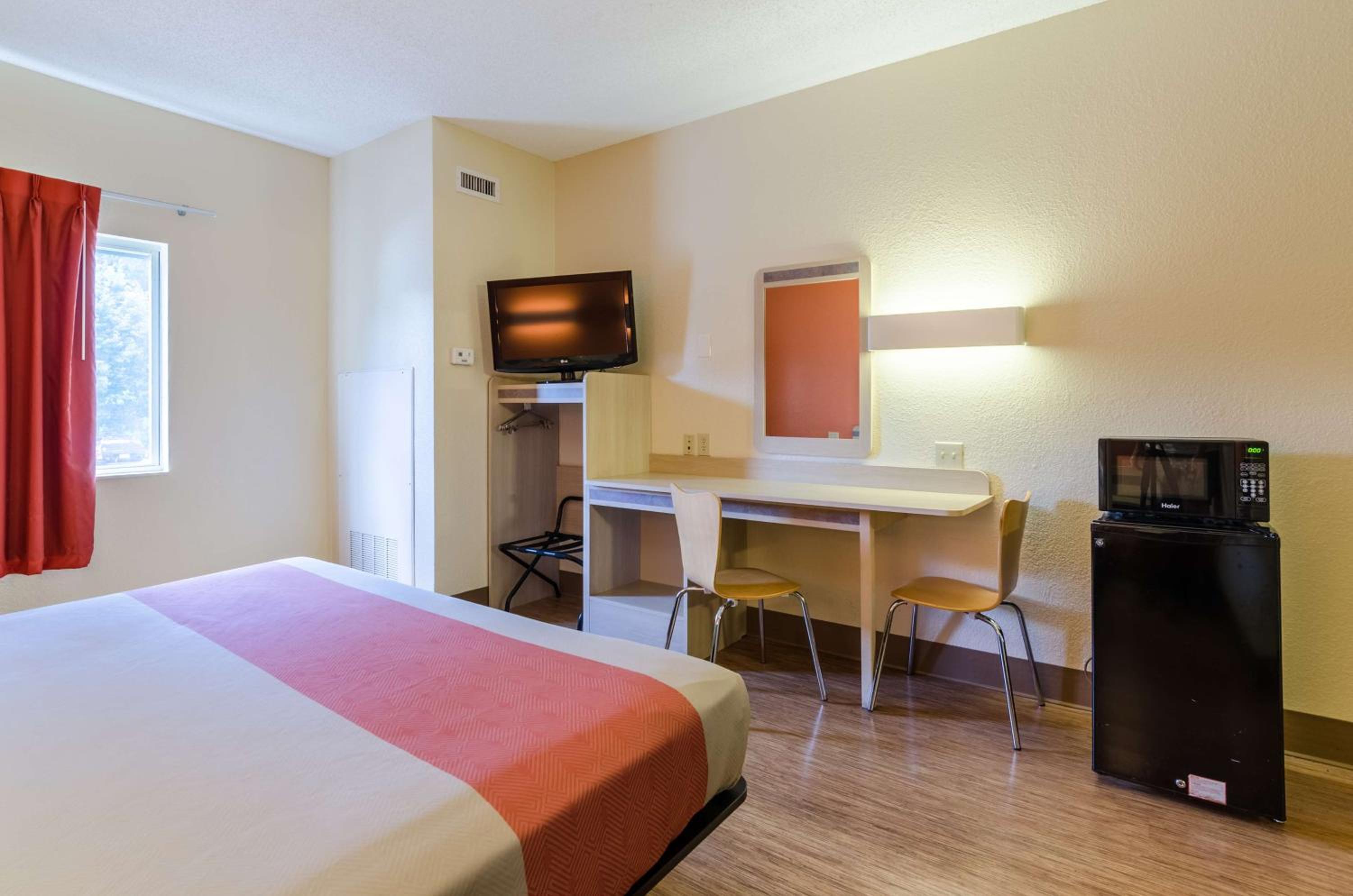 King Room - Non-Smoking - Photo 5