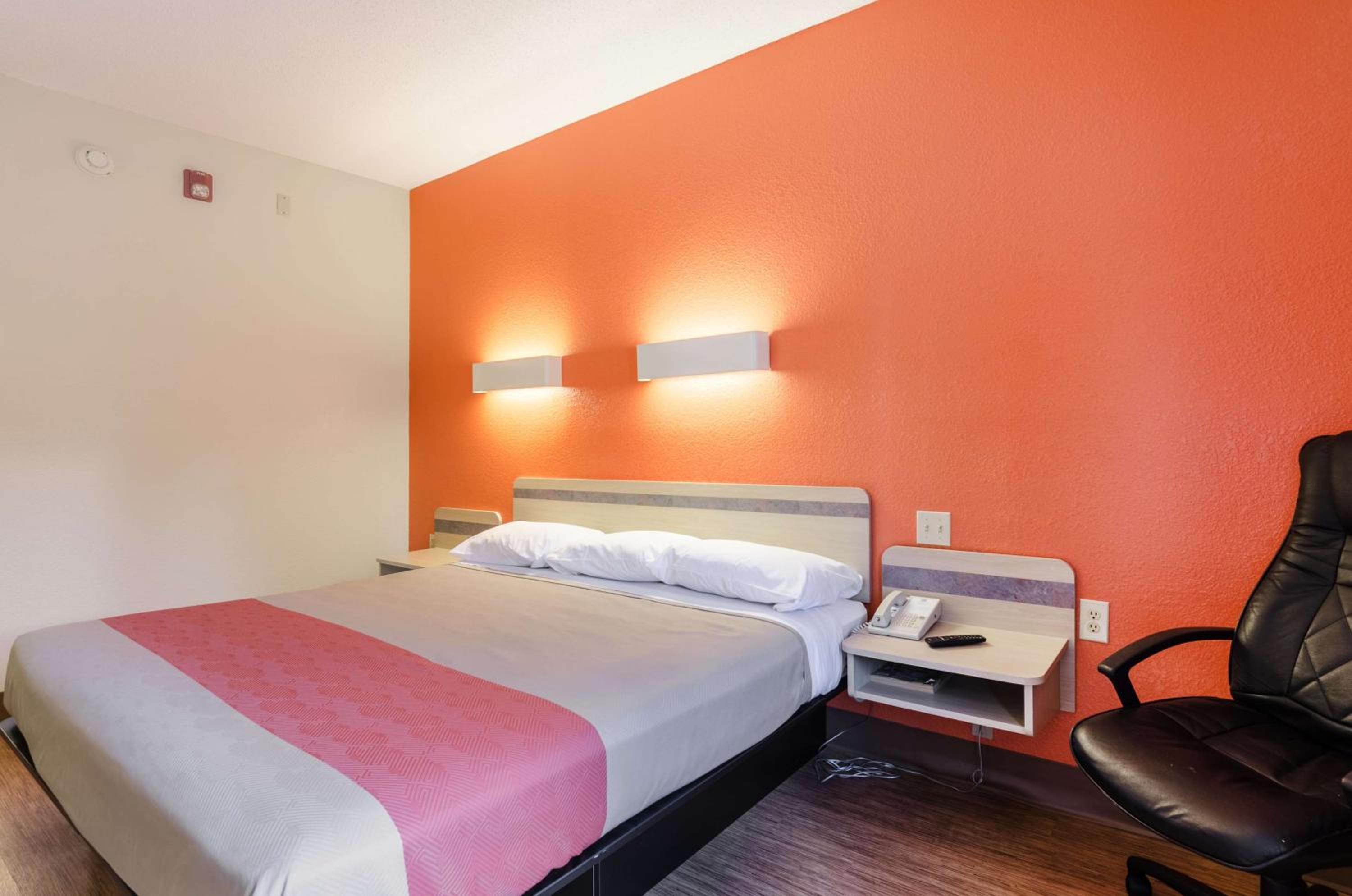 King Room - Non-Smoking - Photo 6
