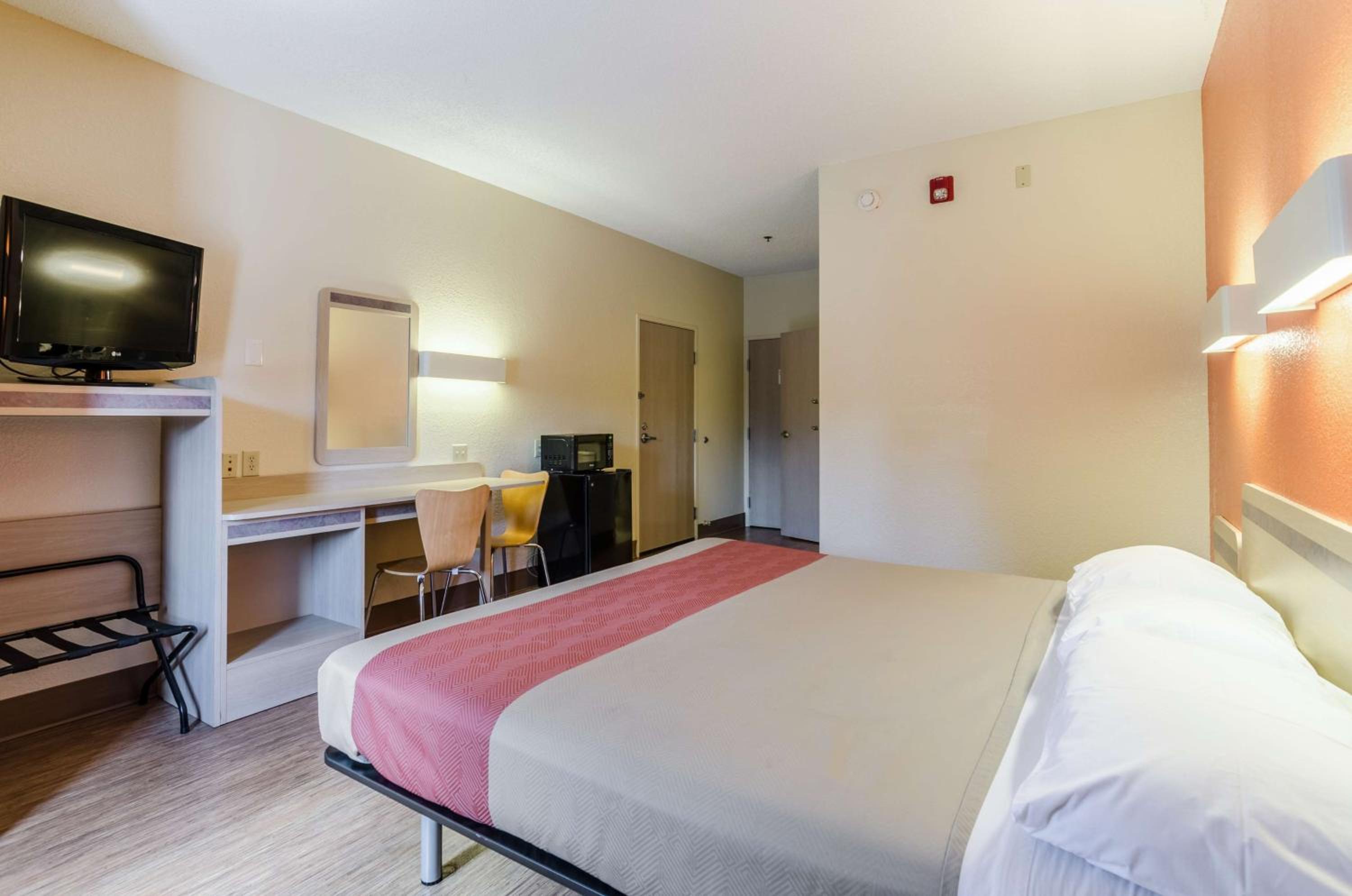King Room - Non-Smoking - Photo 7