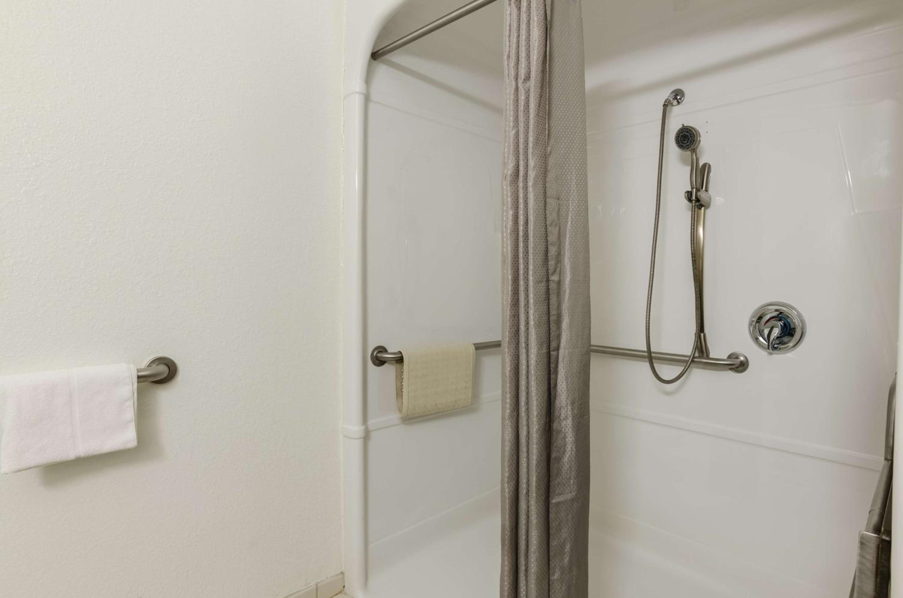 King Room - Disability Access - Non-Smoking photo 2