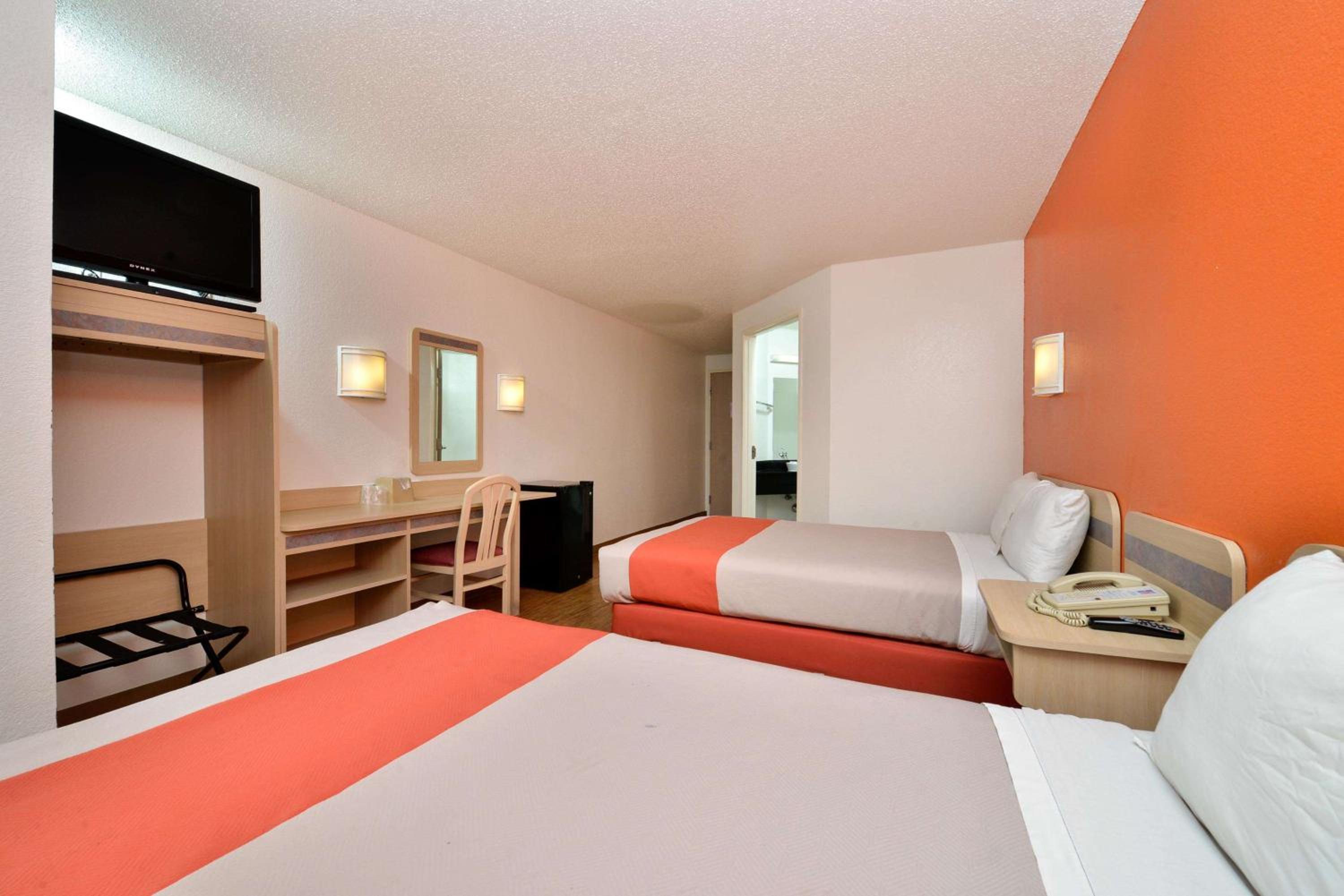 Quadruple Room - Non-Smoking photo 2