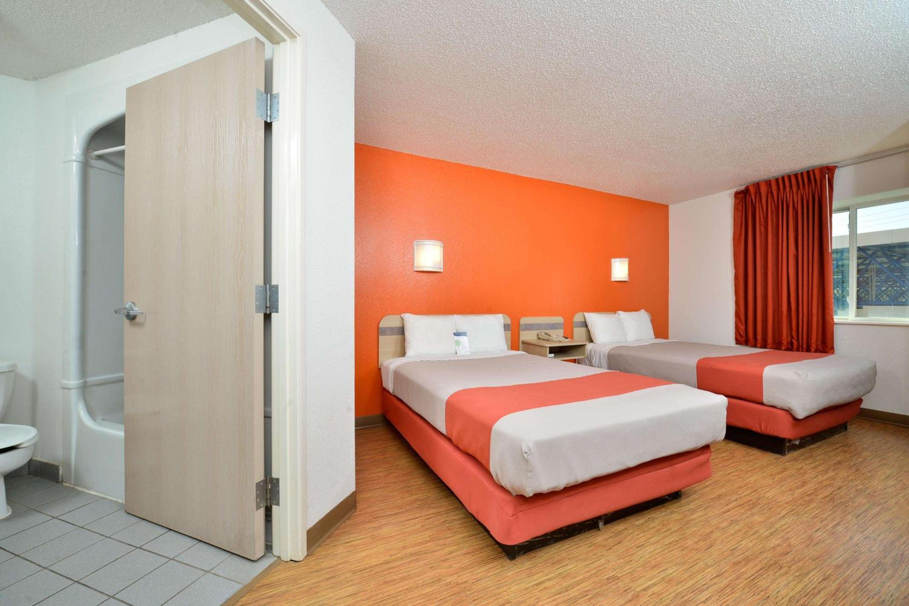 Quadruple Room - Non-Smoking photo 3