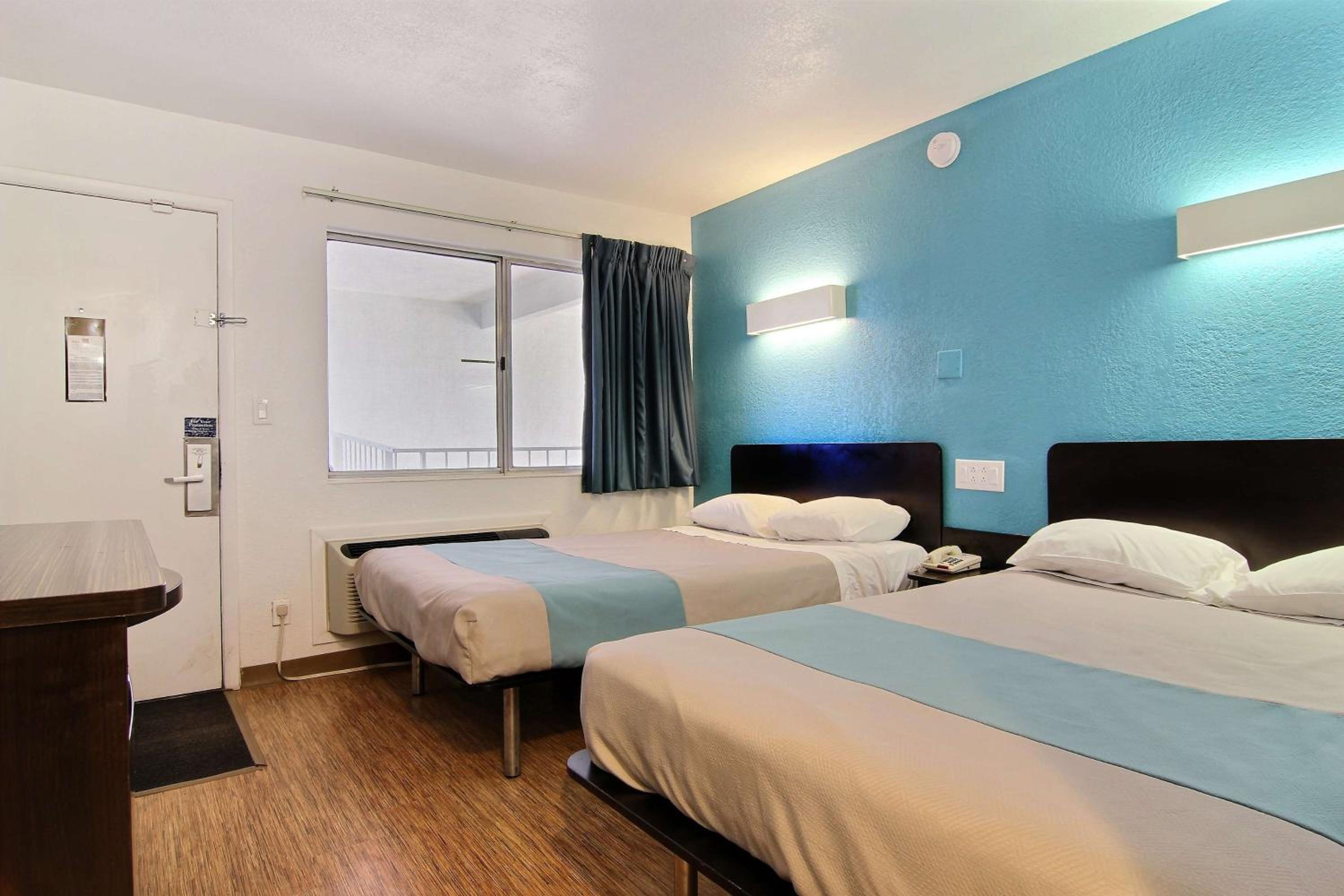 Deluxe Quadruple Room - Smoking - Photo 4