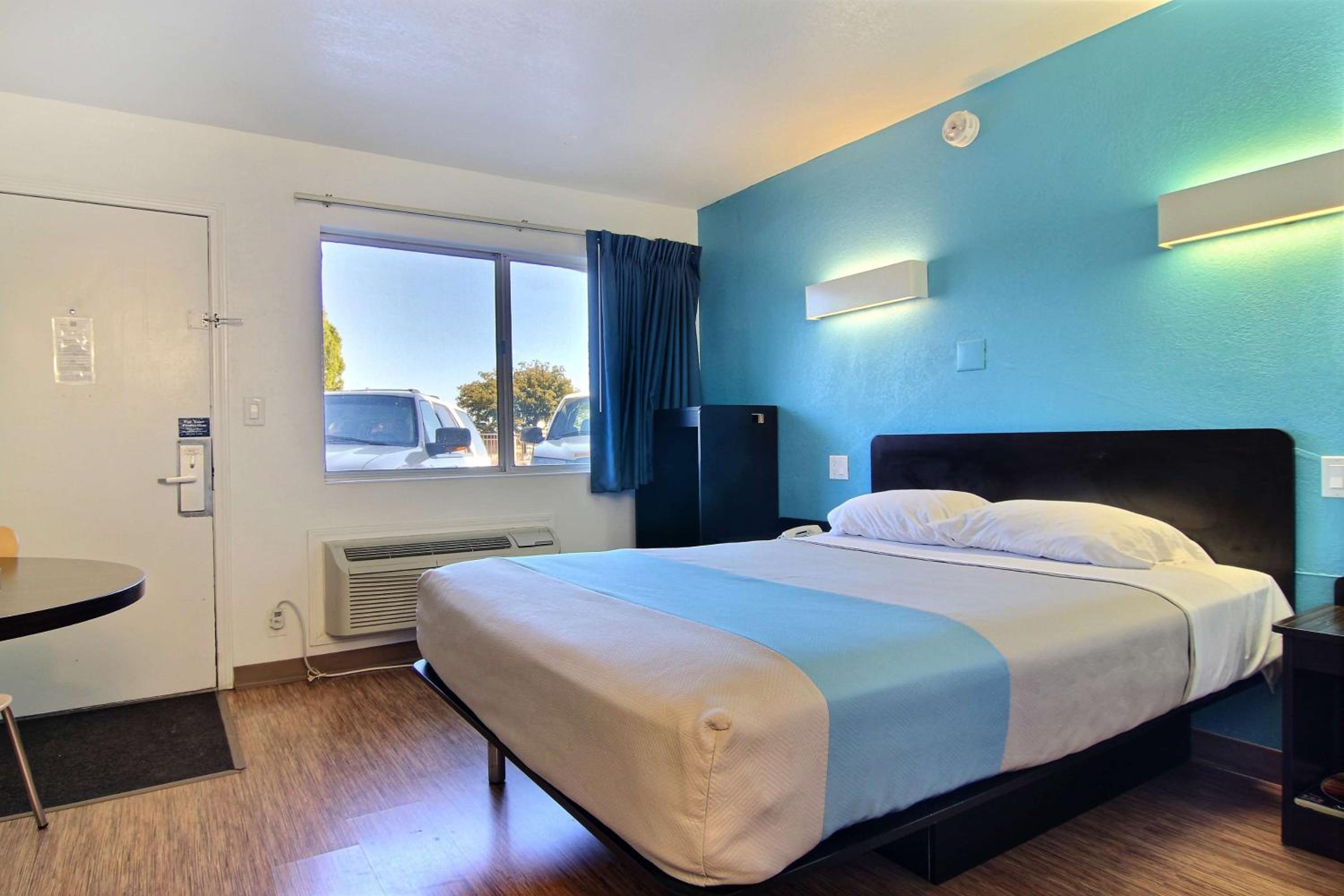 Queen Room - Disability Access - Non-Smoking - Photo 3