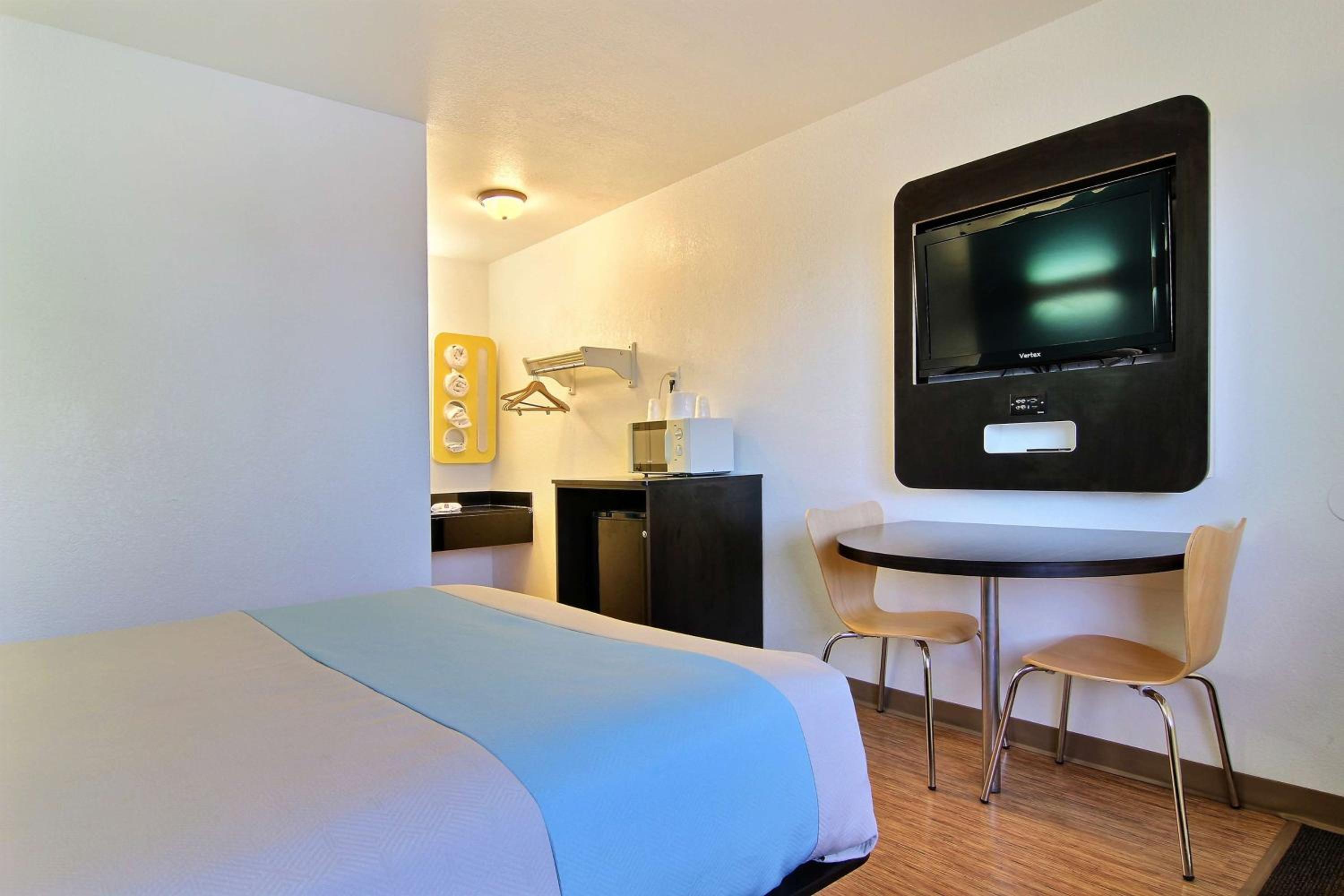 Queen Room - Disability Access - Non-Smoking - Photo 2
