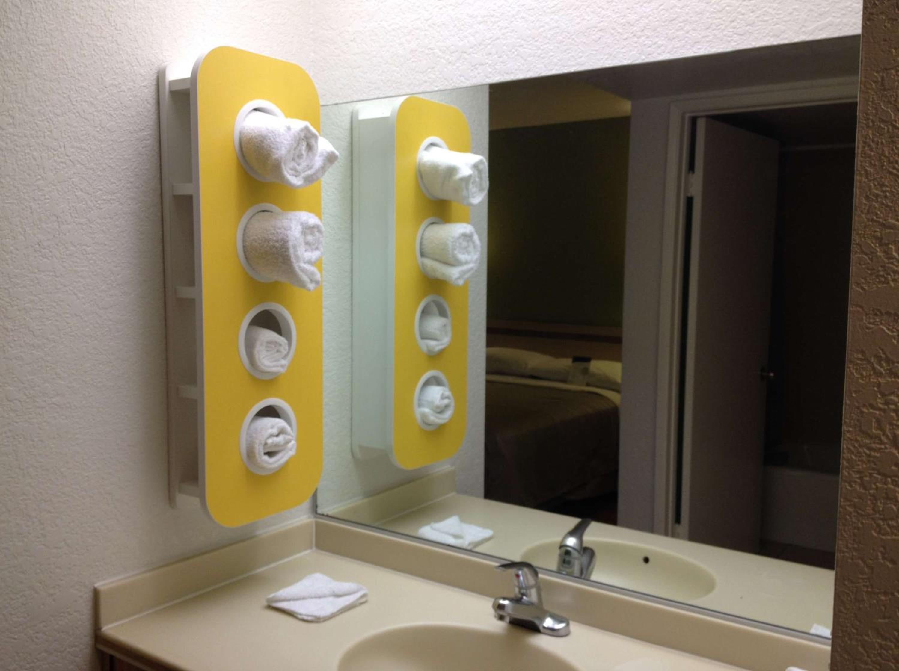 Queen Room - Non-Smoking - Photo 6