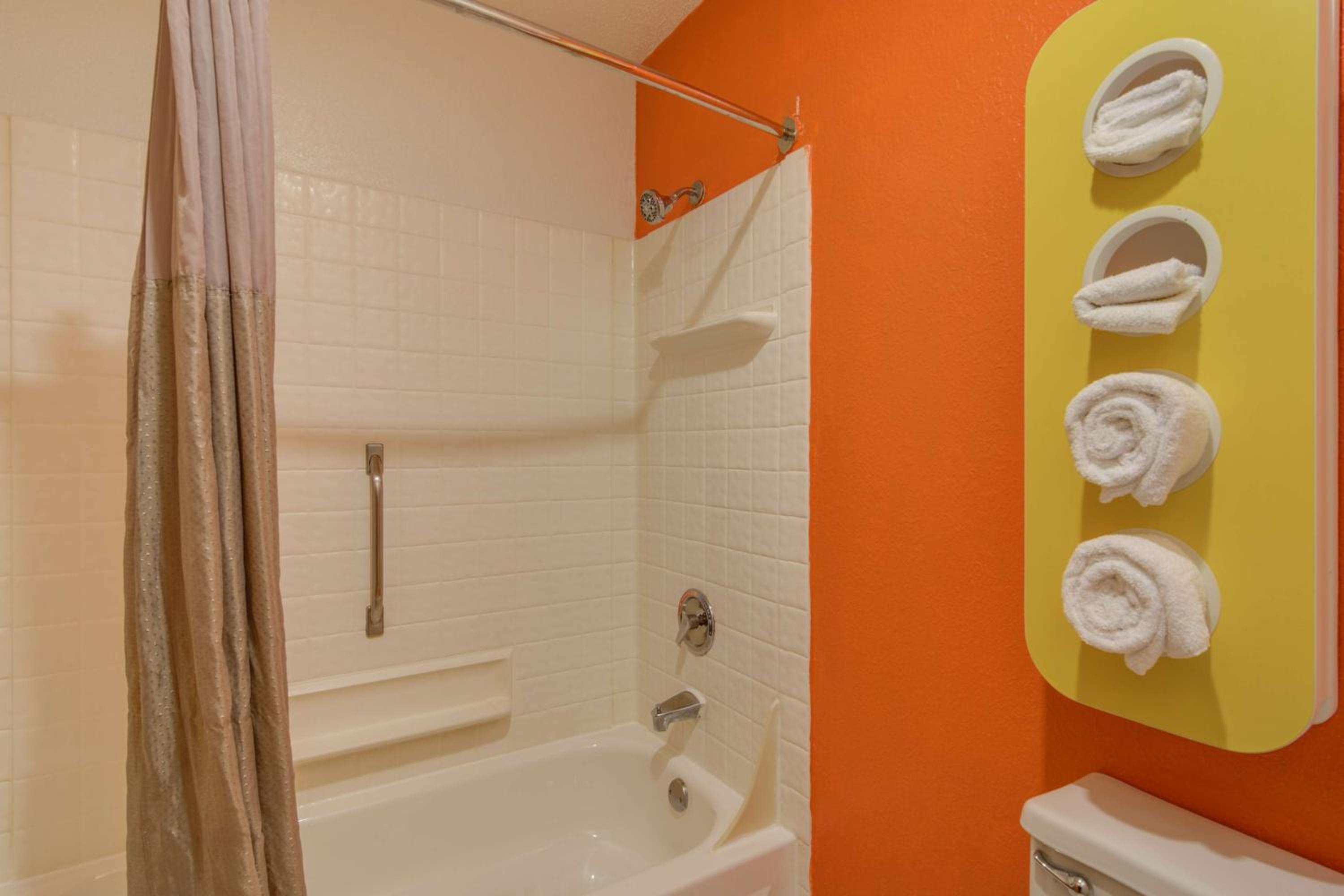 Quadruple Room - Non-Smoking - Photo 5