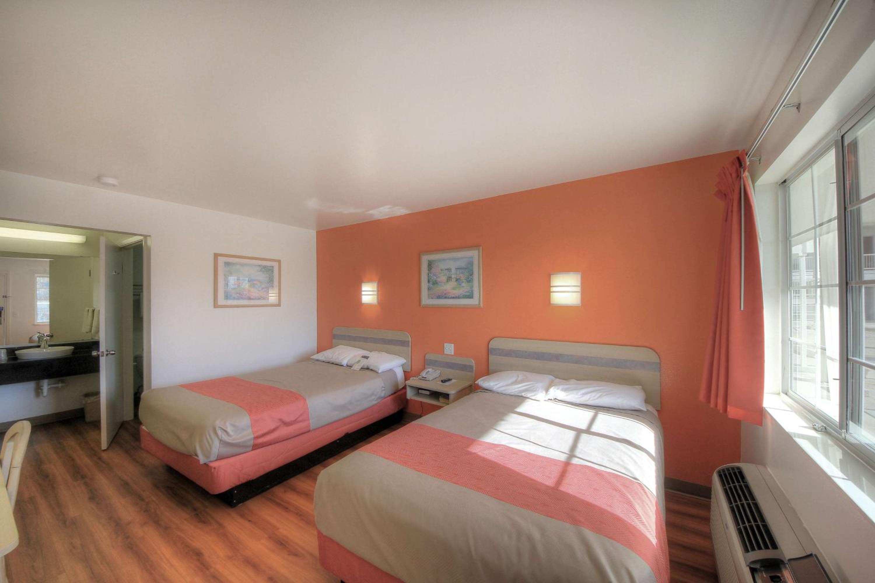 Quadruple Room - Non-Smoking photo 3
