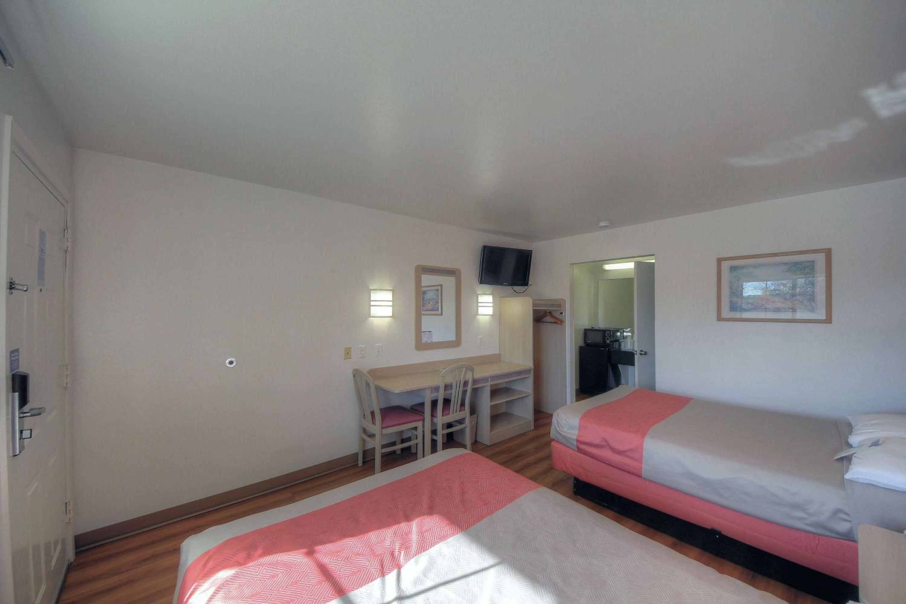 Quadruple Room - Smoking photo 3