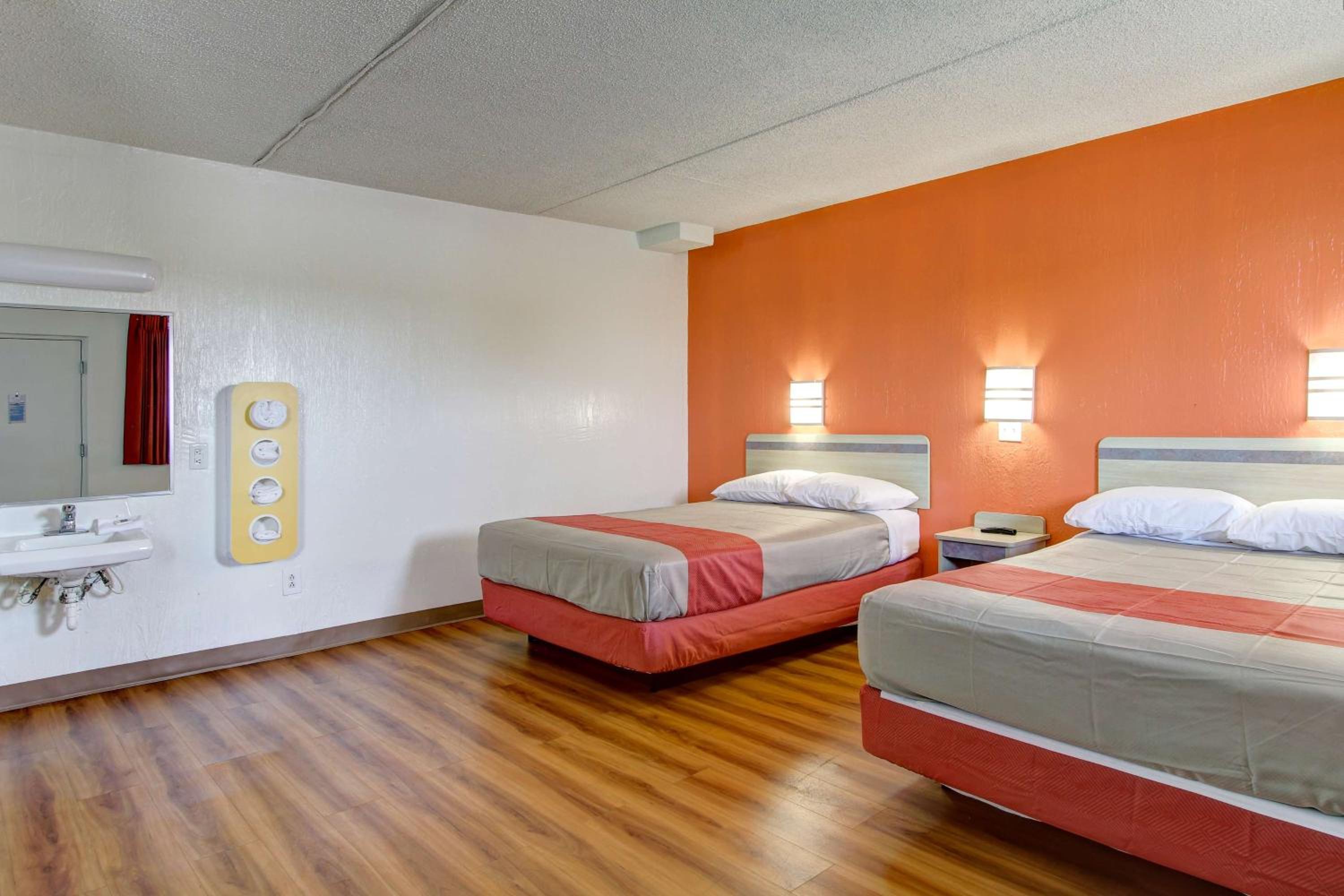 Quadruple Room - Non-Smoking - Photo 4