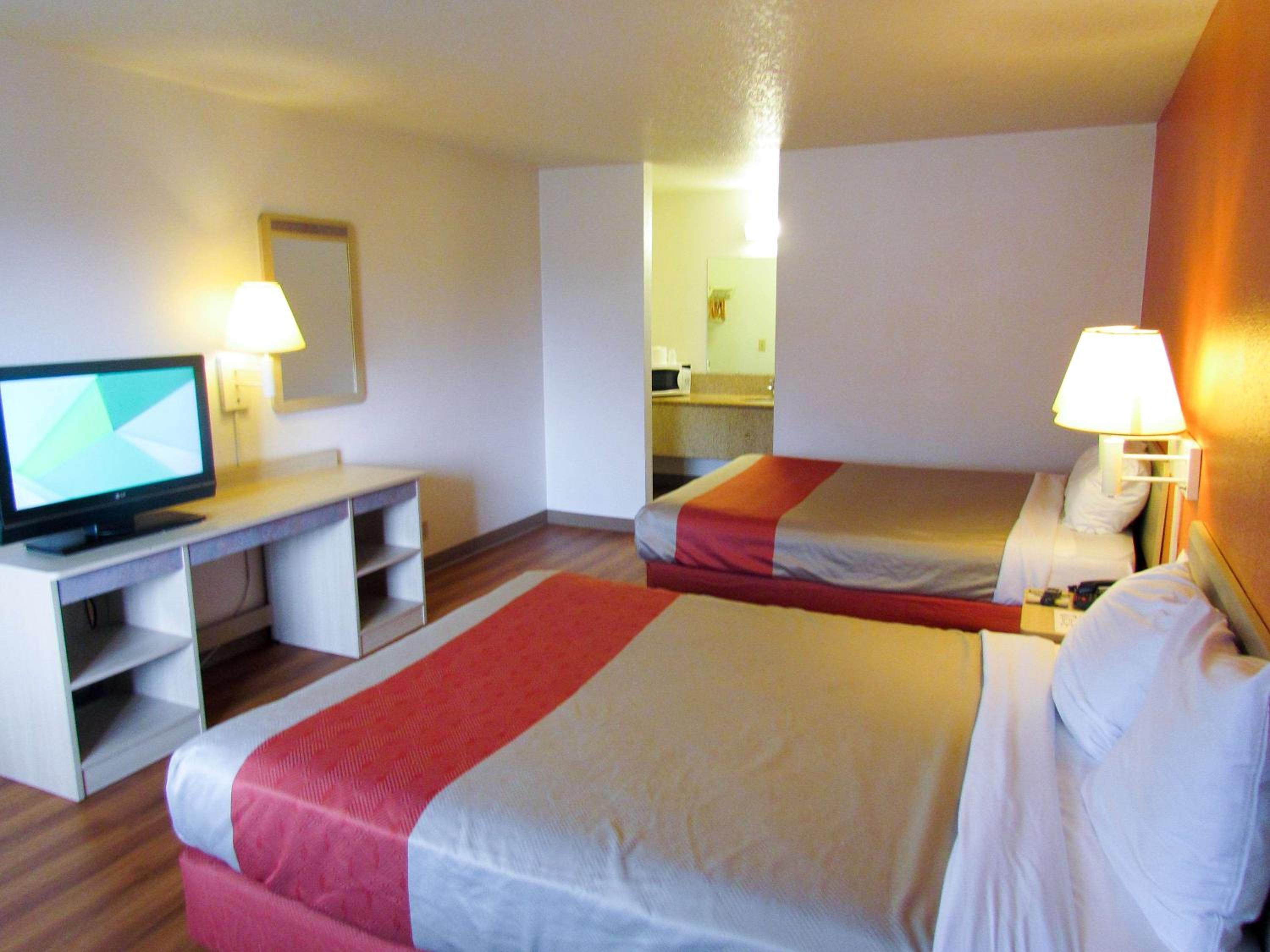 Queen Room with Two Queen Beds - Non-Smoking - Photo 1