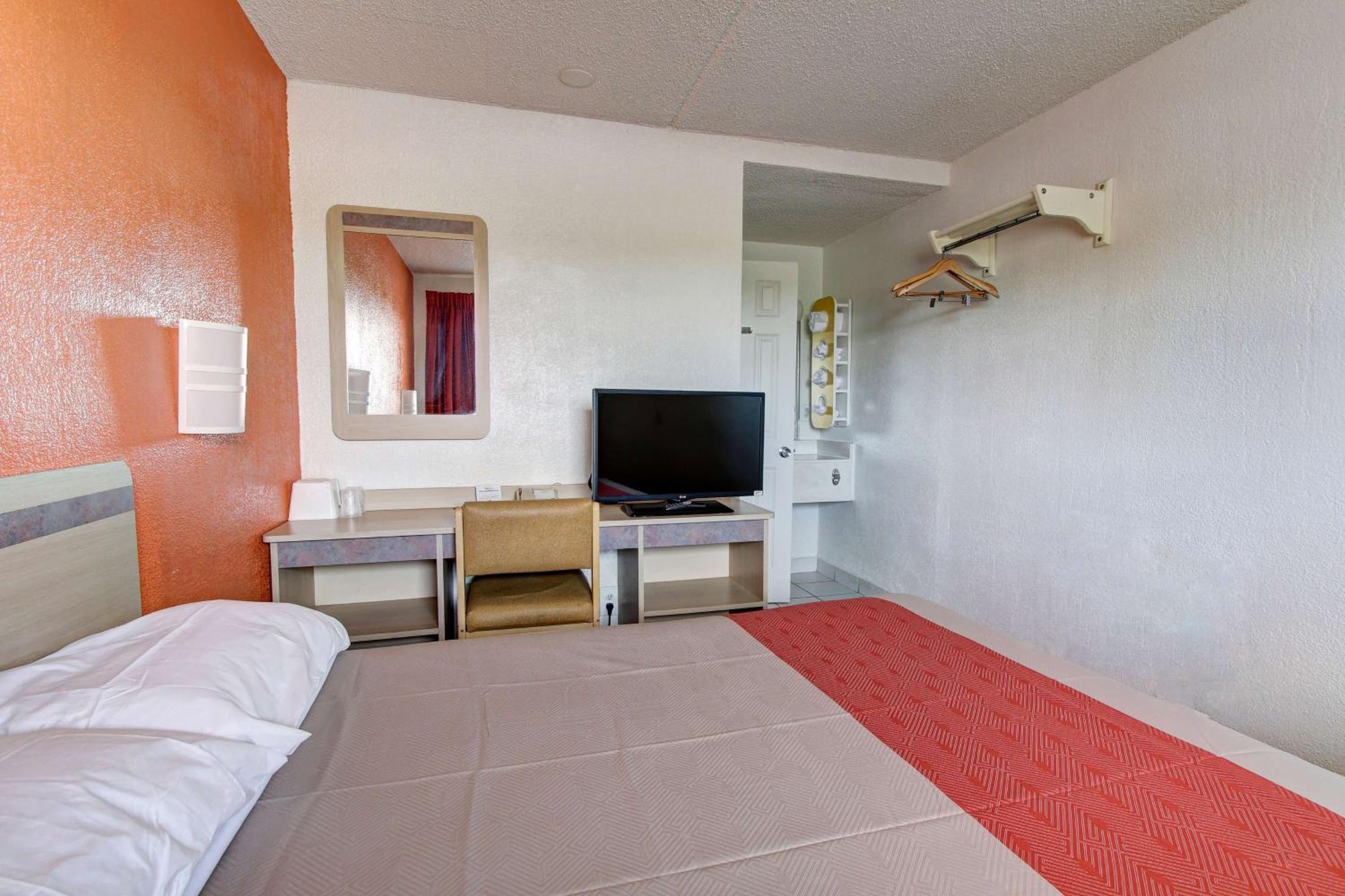 Queen Room - Non-Smoking - Photo 1