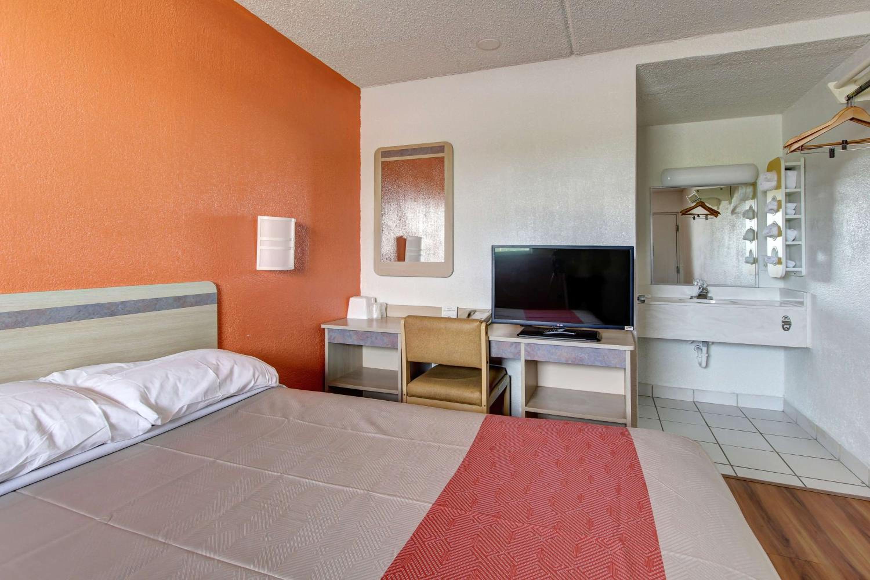 Queen Room - Non-Smoking - Photo 5