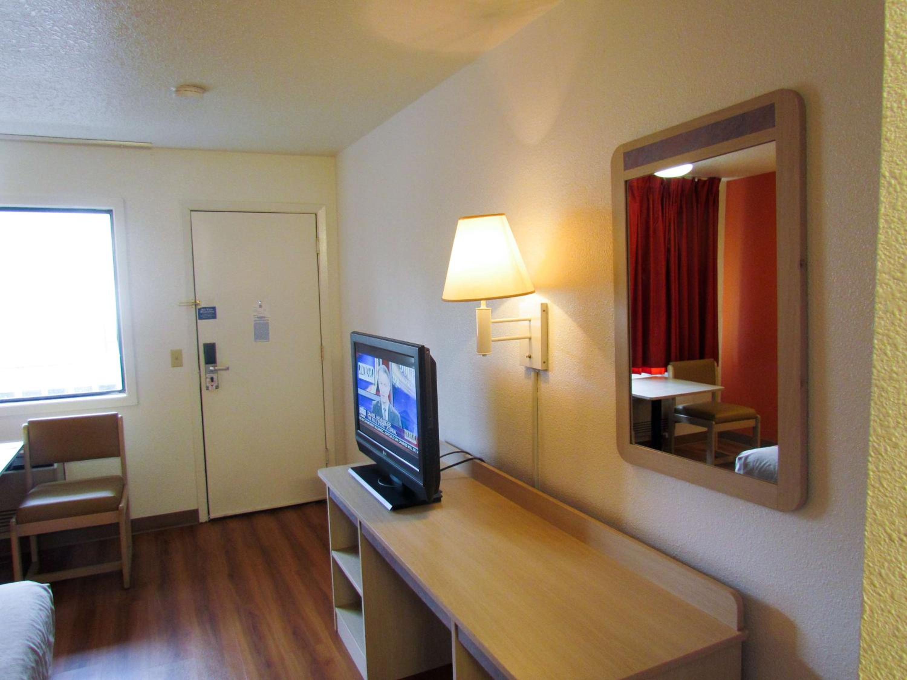 Queen Room - Non-Smoking - Photo 4