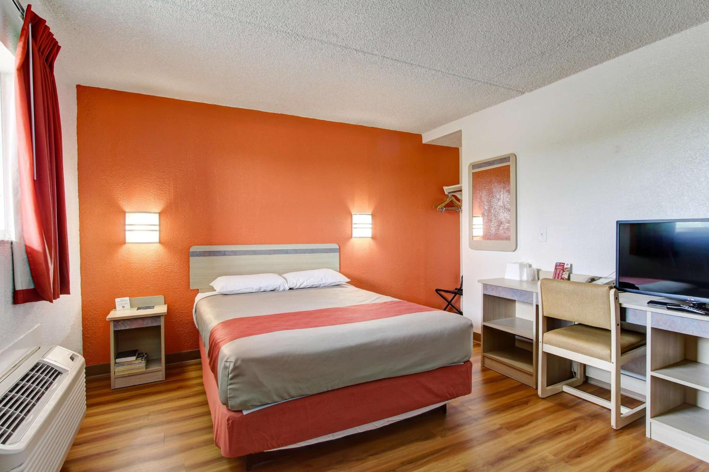 Double Room - Non-Smoking  - Photo 6