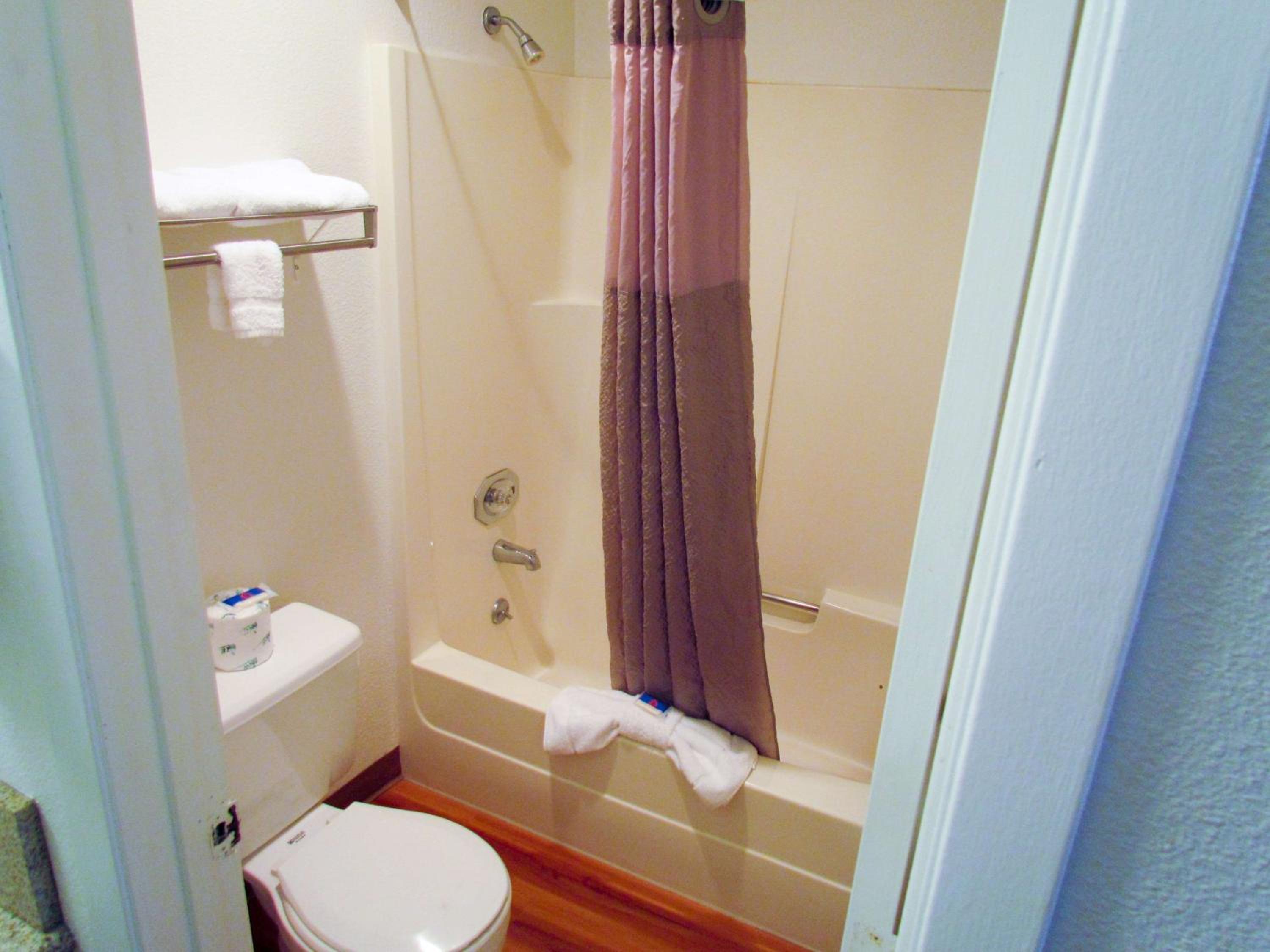 Queen Room - Non-Smoking - Photo 8
