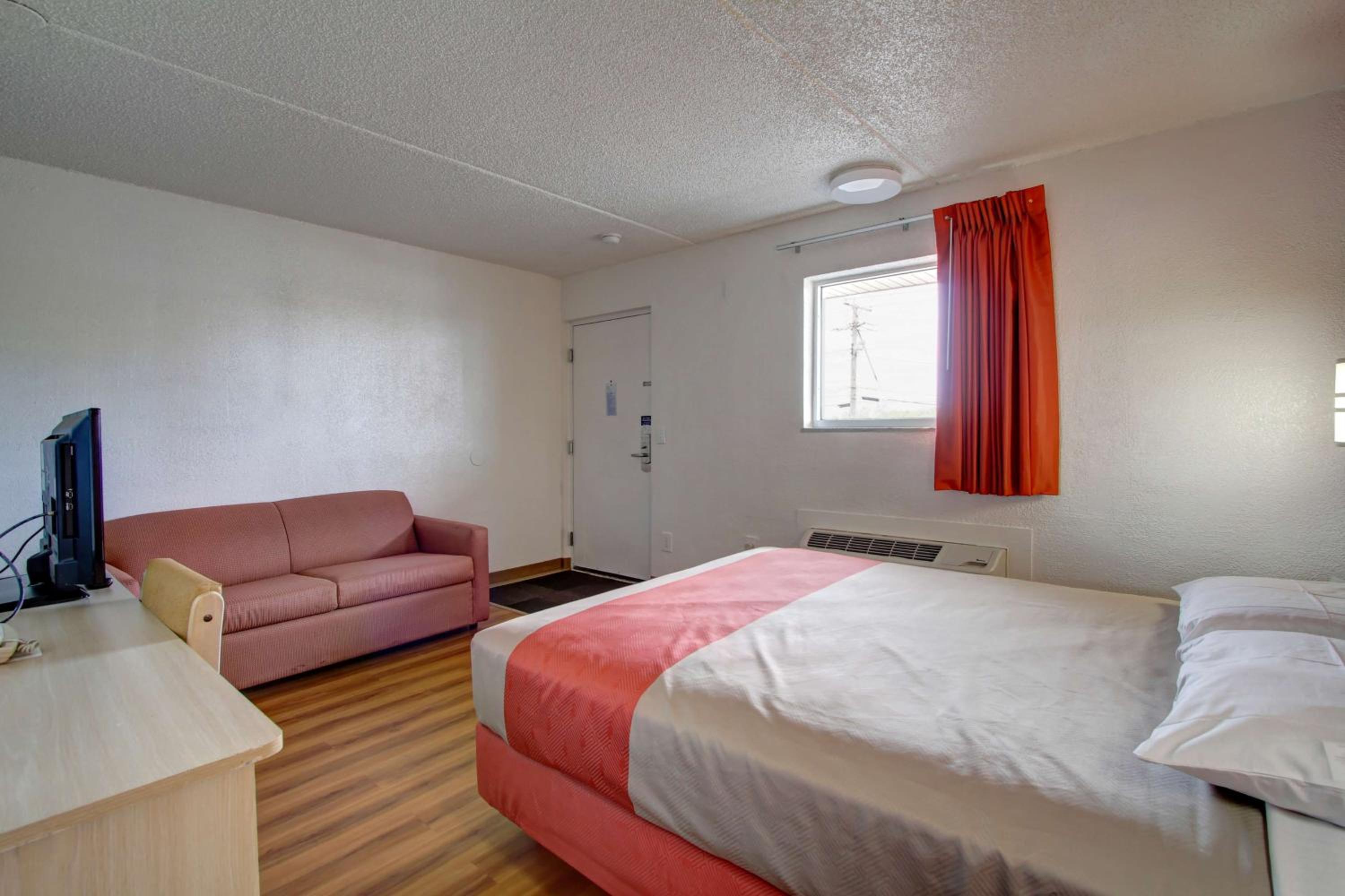 Double Room - Non-Smoking  - Photo 5
