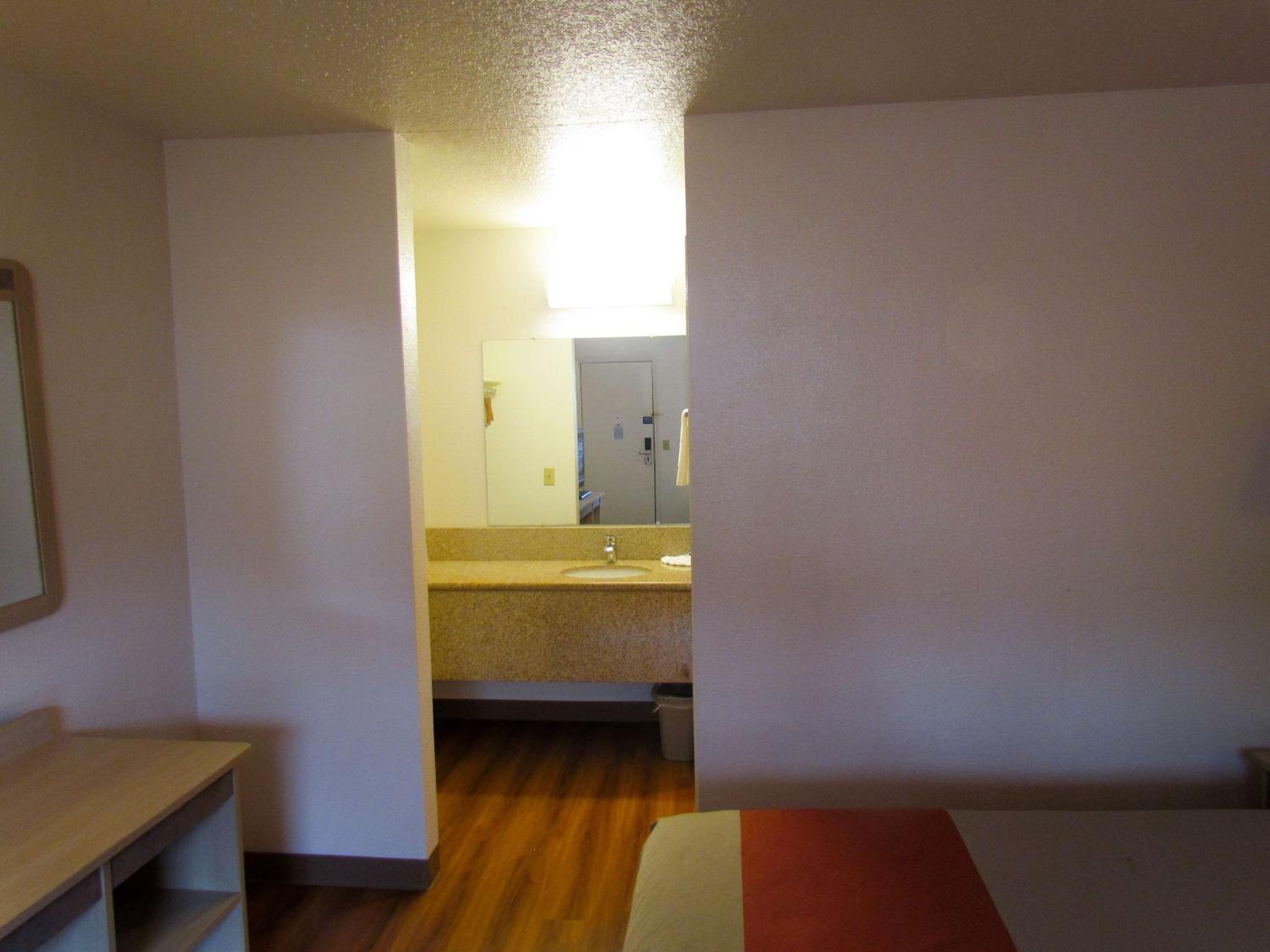 Queen Room - Non-Smoking - Photo 6