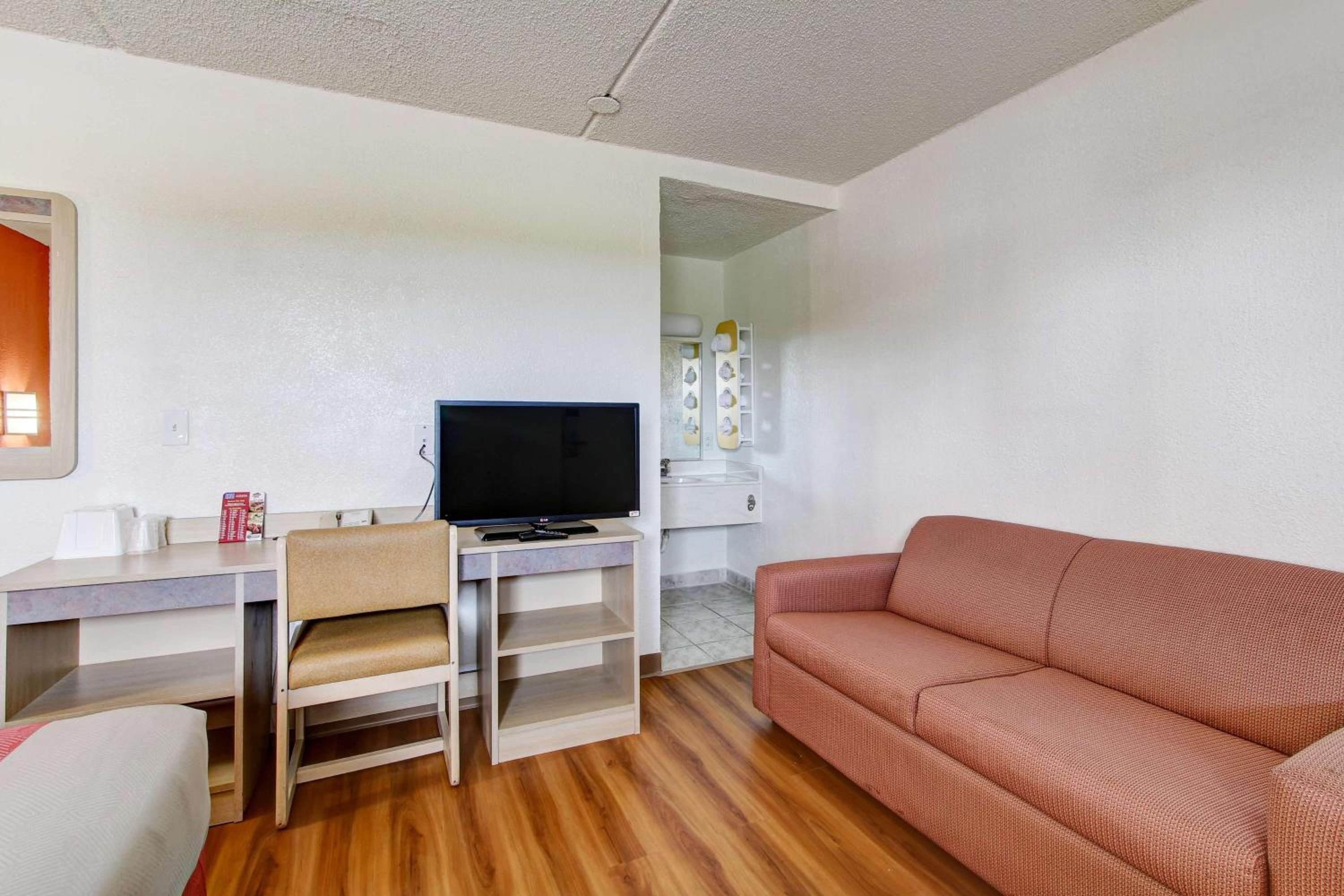 Double Room - Non-Smoking  - Photo 11
