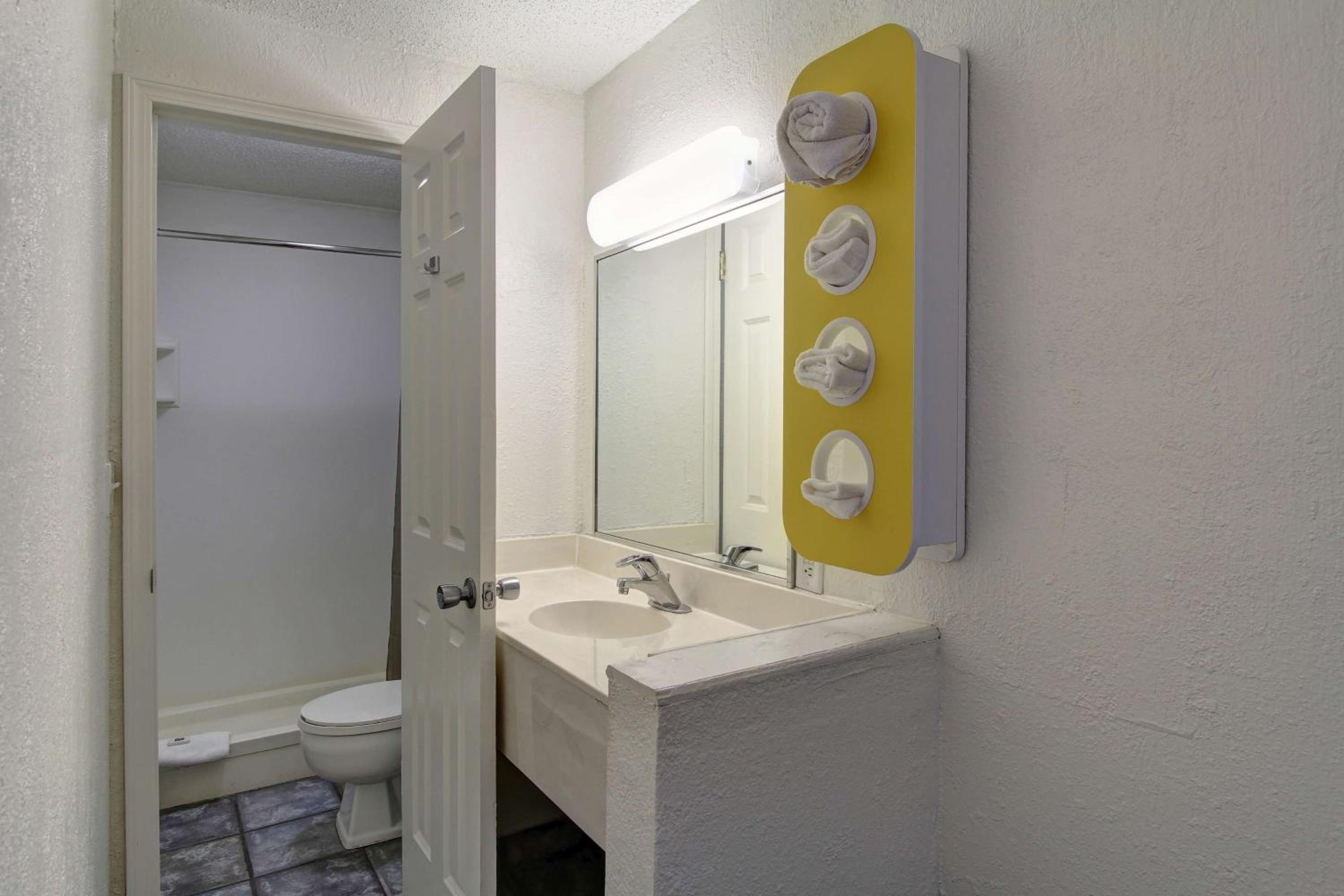 Double Room - Non-Smoking  - Photo 10