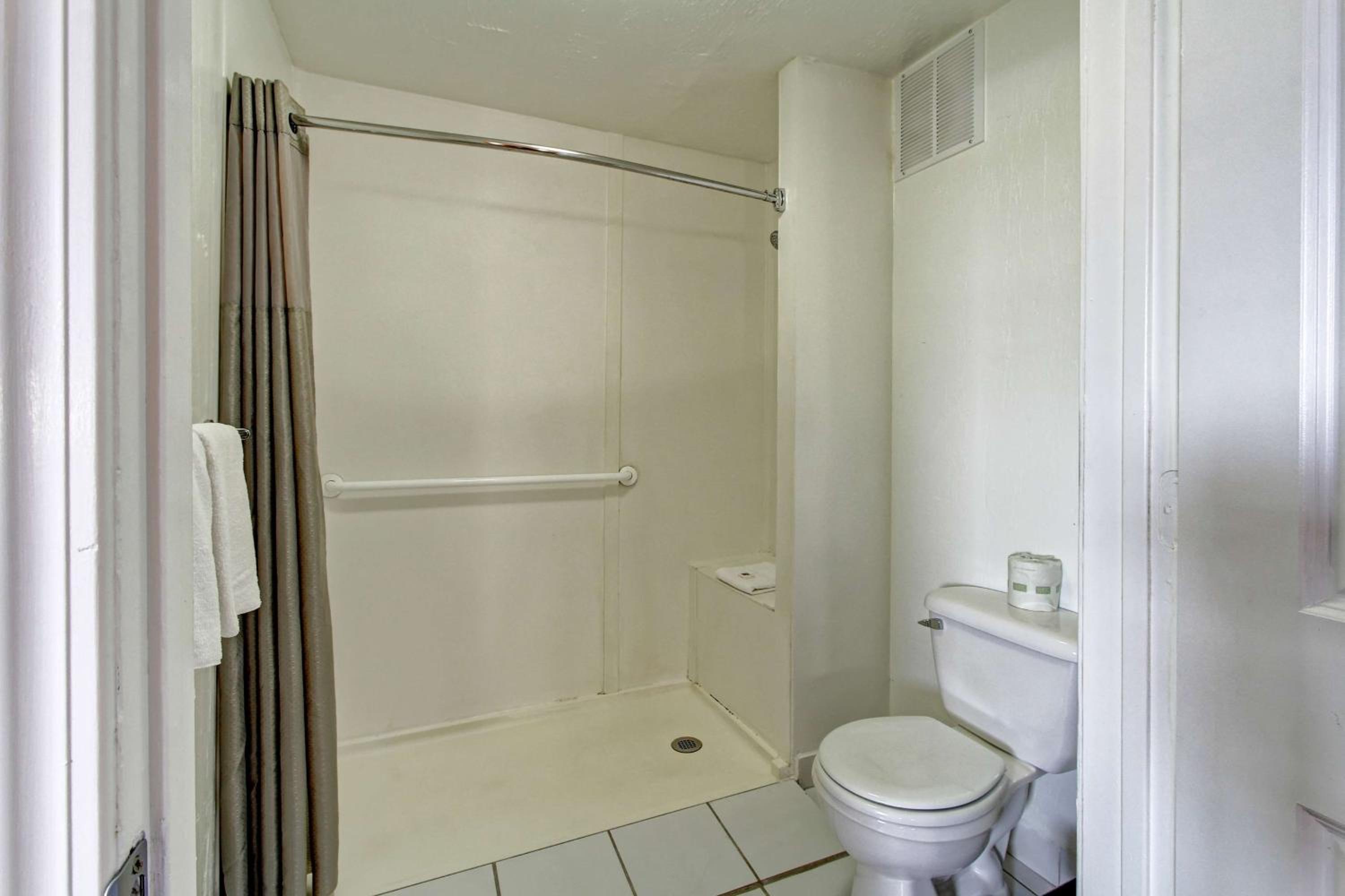 Quadruple Room - Disability Access - Roll in Shower - Photo 7