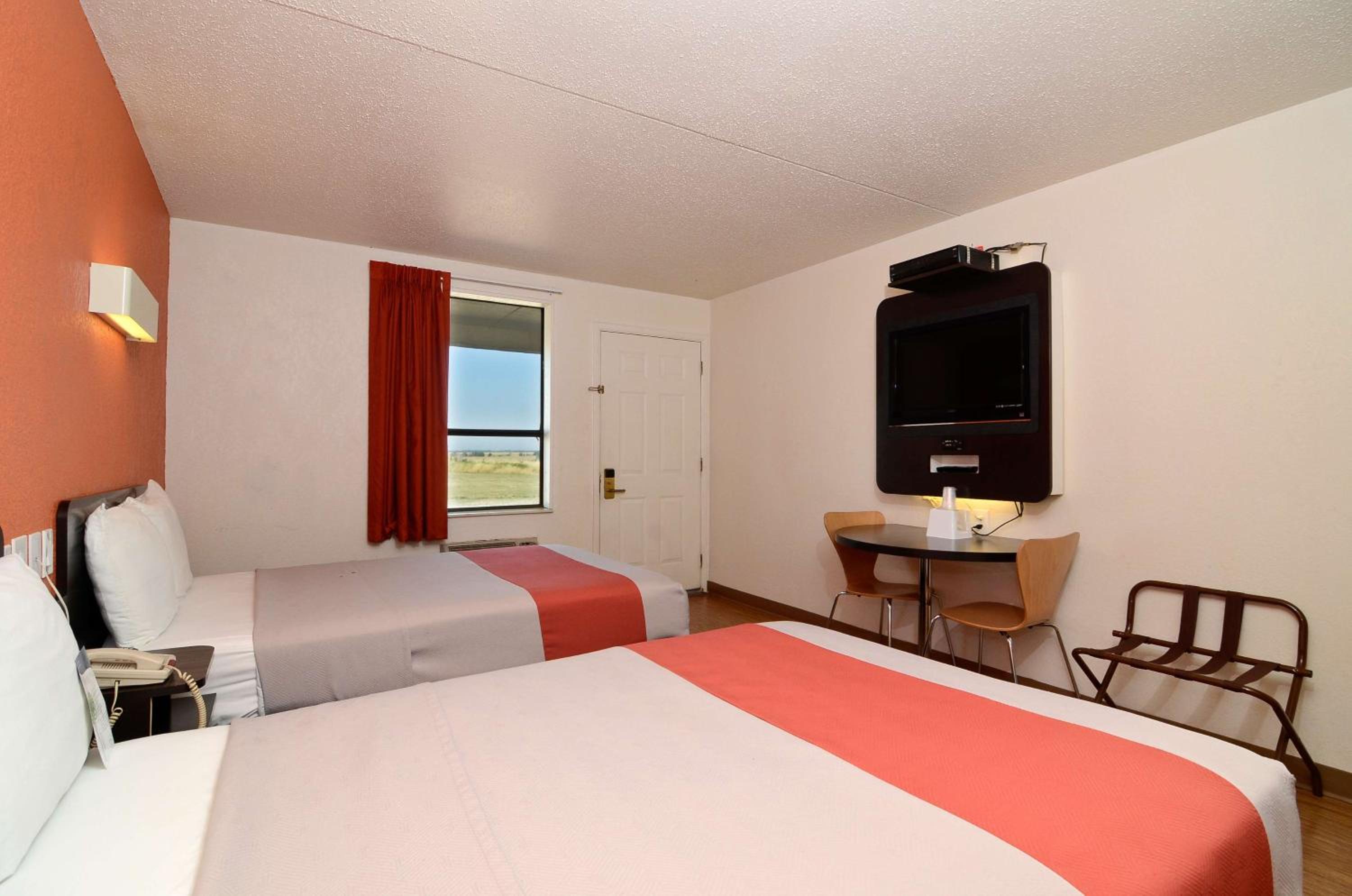 Quadruple Room - Non-Smoking photo 3