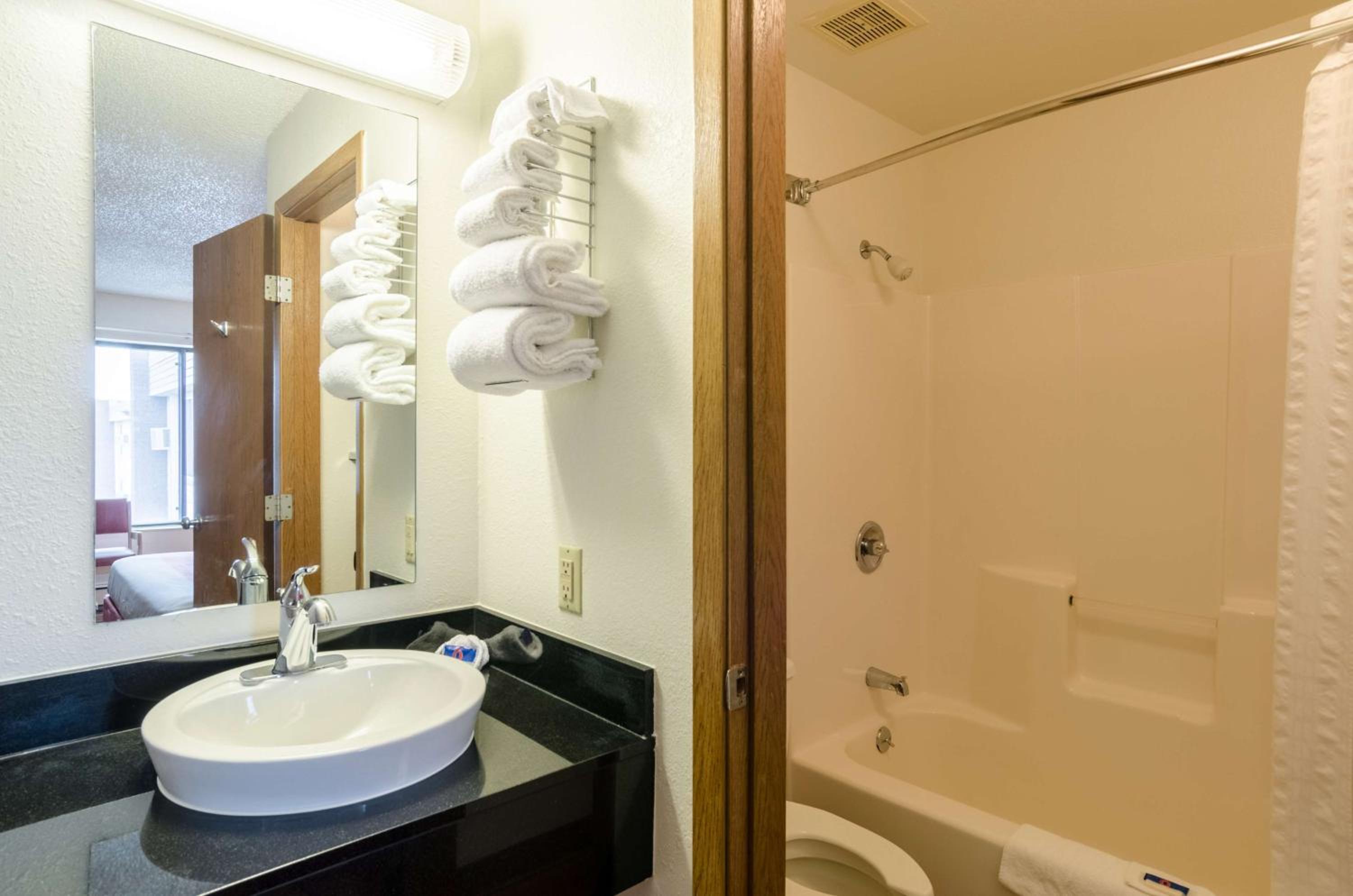 Deluxe Quadruple Room - Smoking photo 3