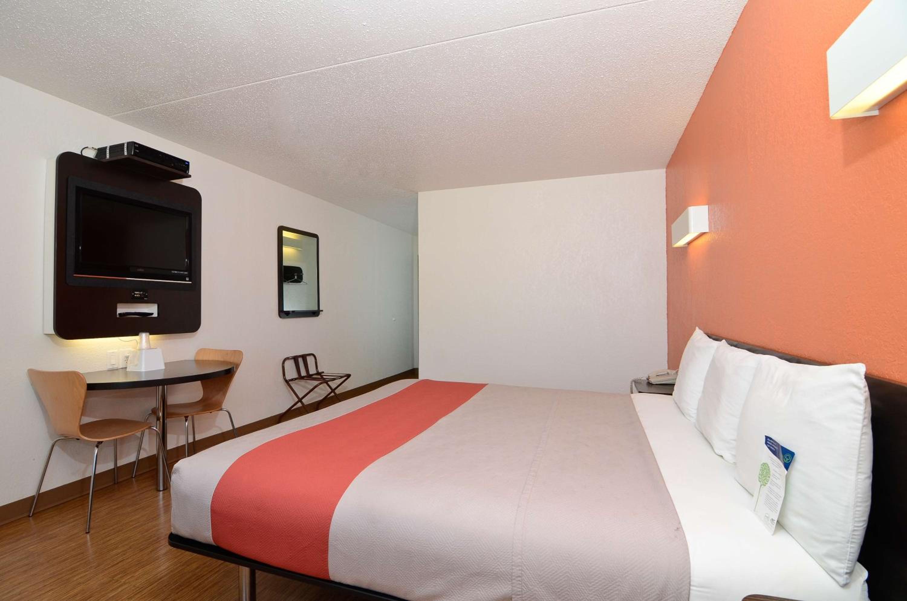 Deluxe King Room - Non-Smoking photo 2