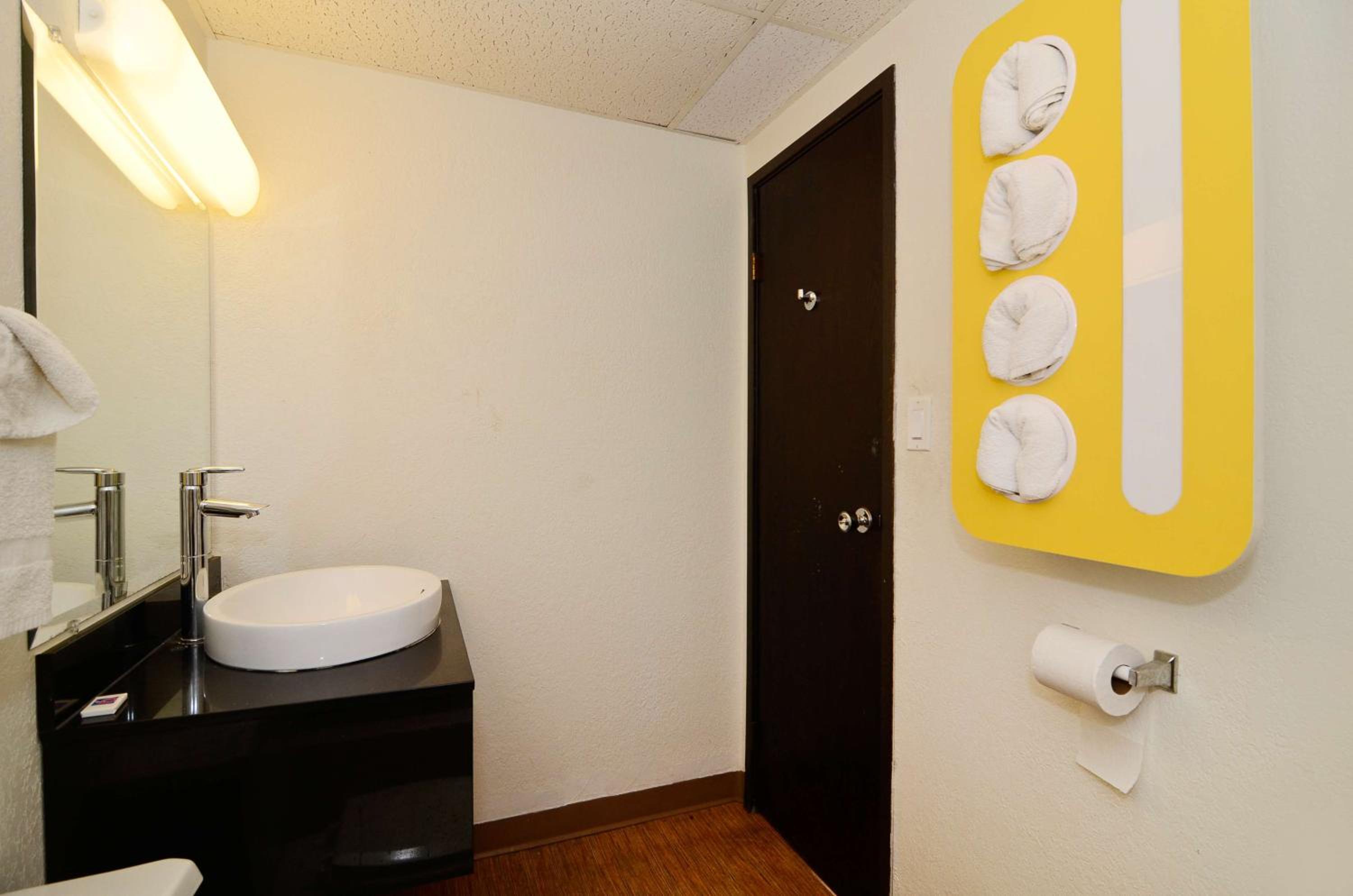 Deluxe King Room - Non-Smoking photo 3