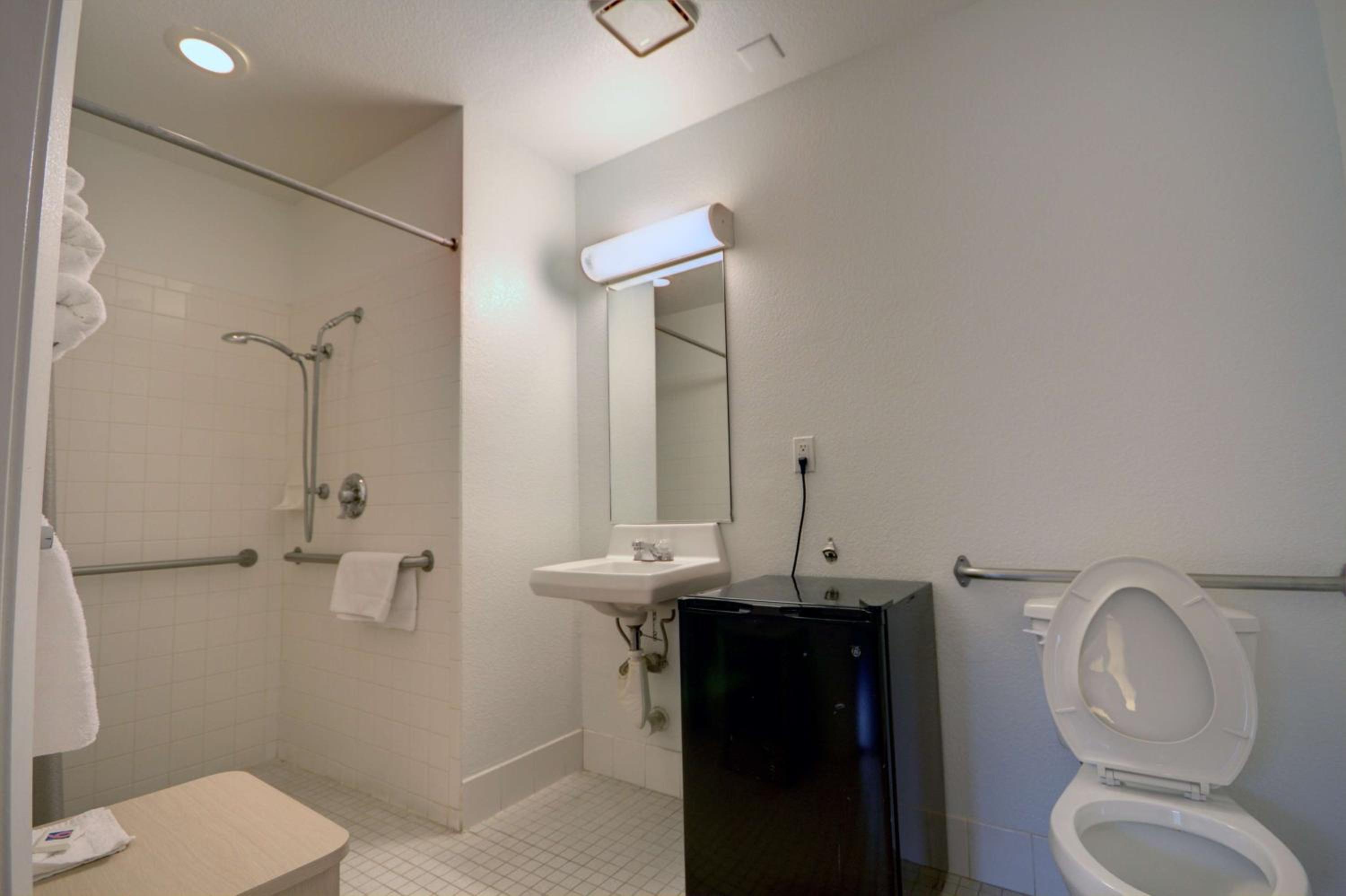 Queen Room - Disability Access - Roll in Shower - Photo 13
