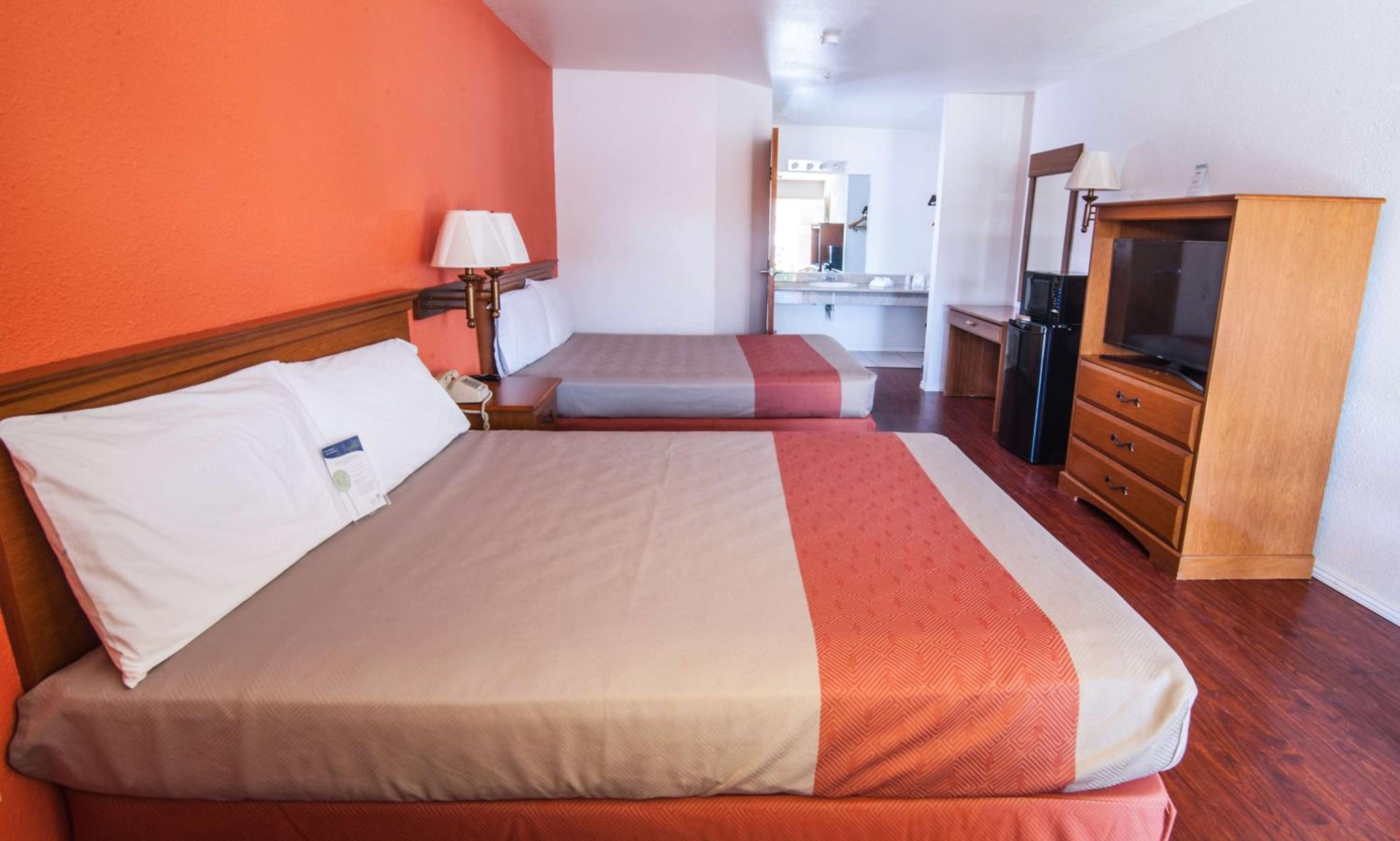 Queen Room with Two Queen Beds - Non-Smoking - Photo 6