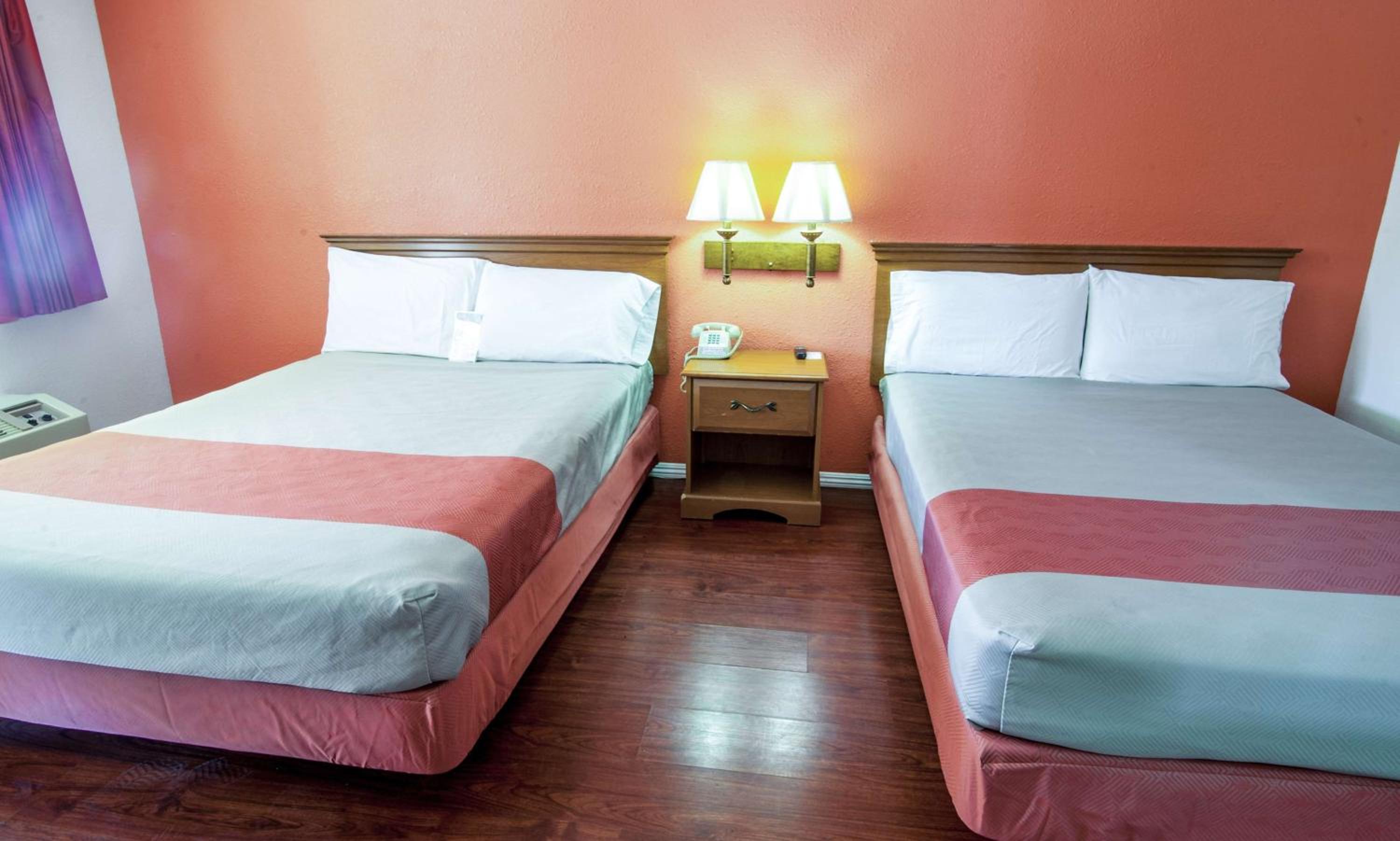 Queen Room with Two Queen Beds - Non-Smoking - Photo 8