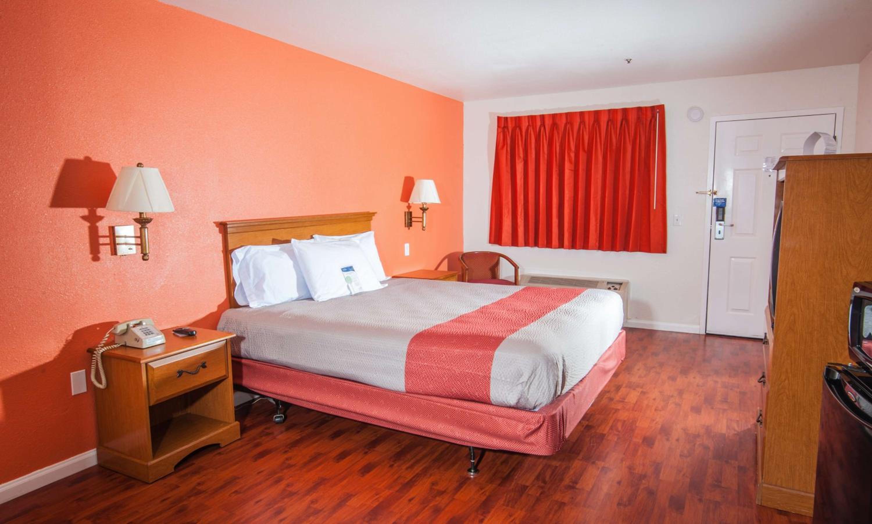 King Room - Non-Smoking - Photo 9