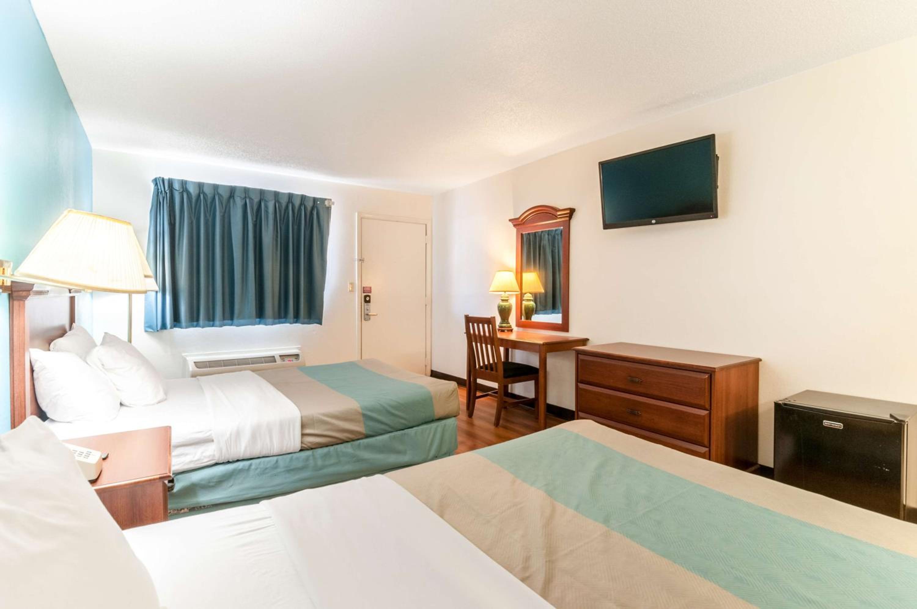 Queen Room with Two Queen Beds - Photo 4
