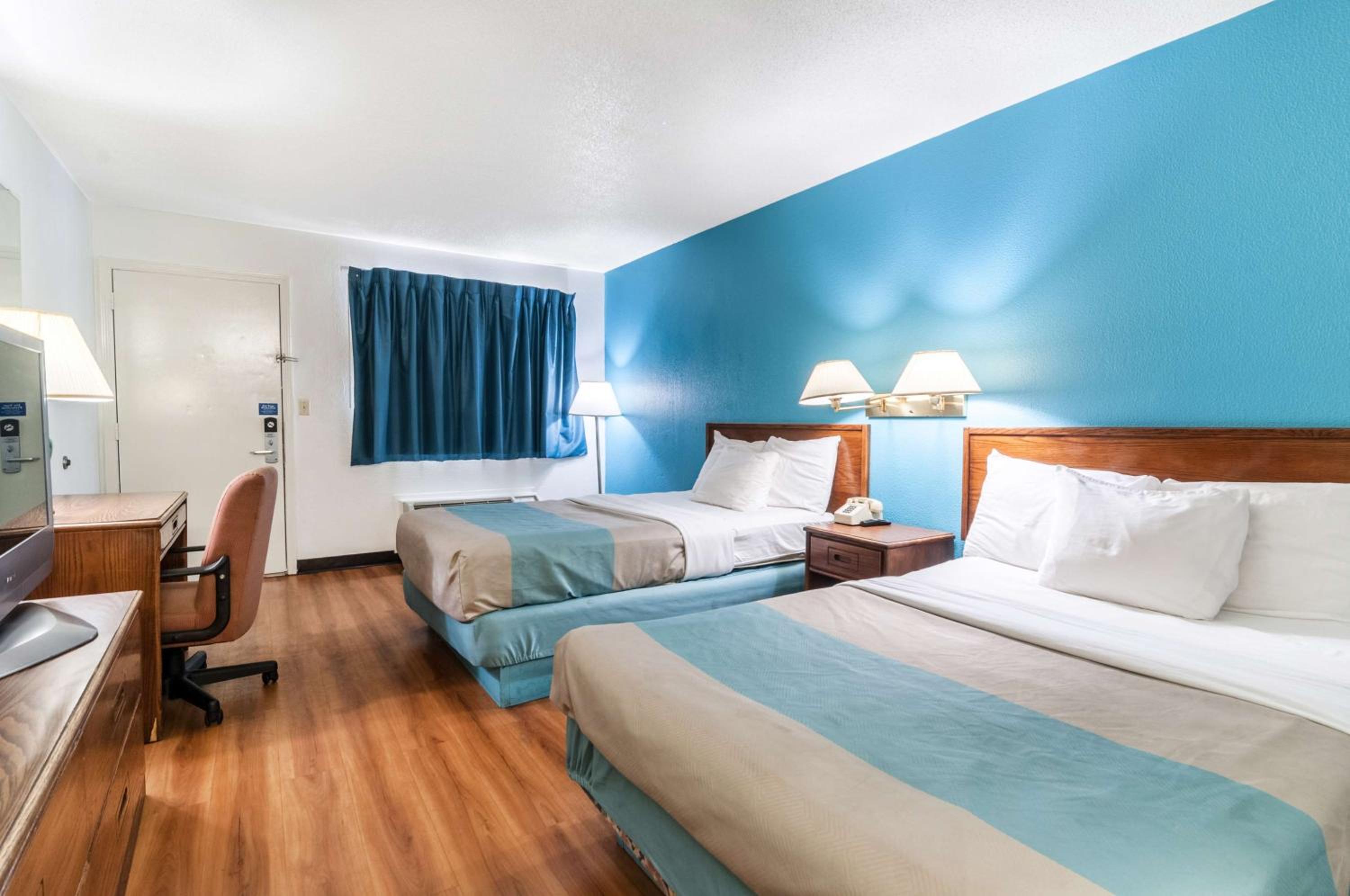Queen Room with Two Queen Beds - Photo 3