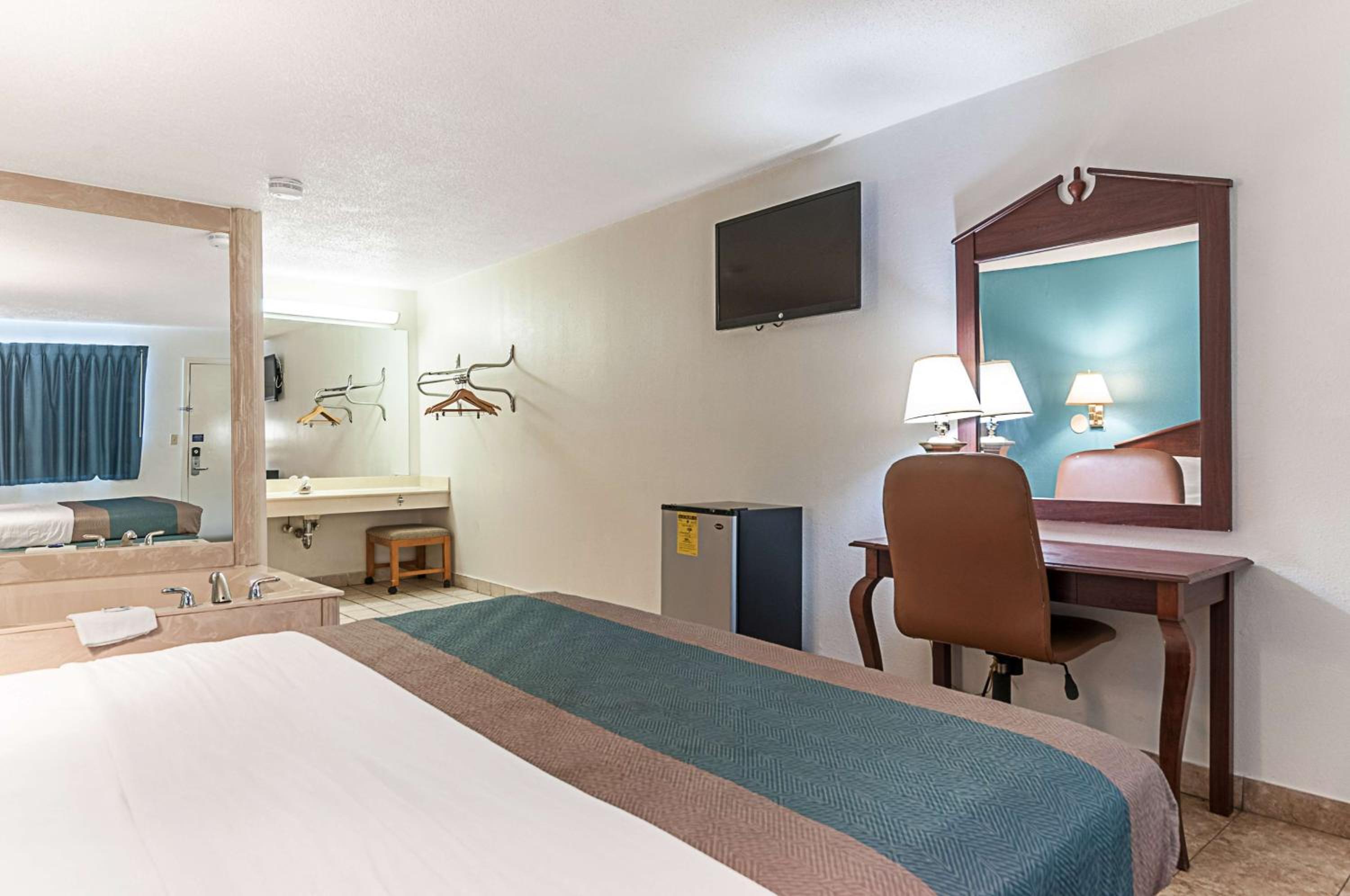 King Suite With Spa Bath - Non-Smoking - Photo 1