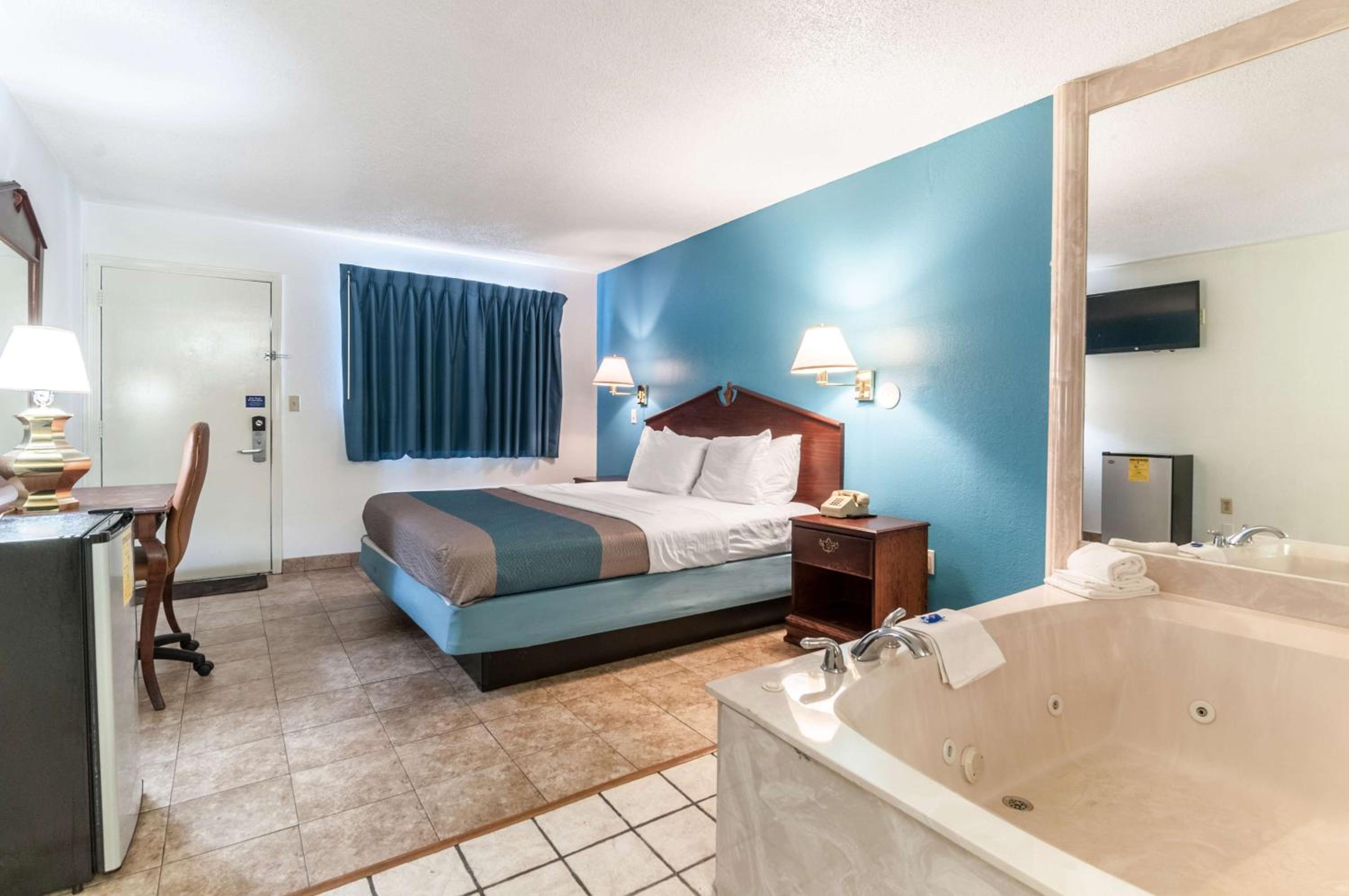 King Suite With Spa Bath - Non-Smoking - Photo 7