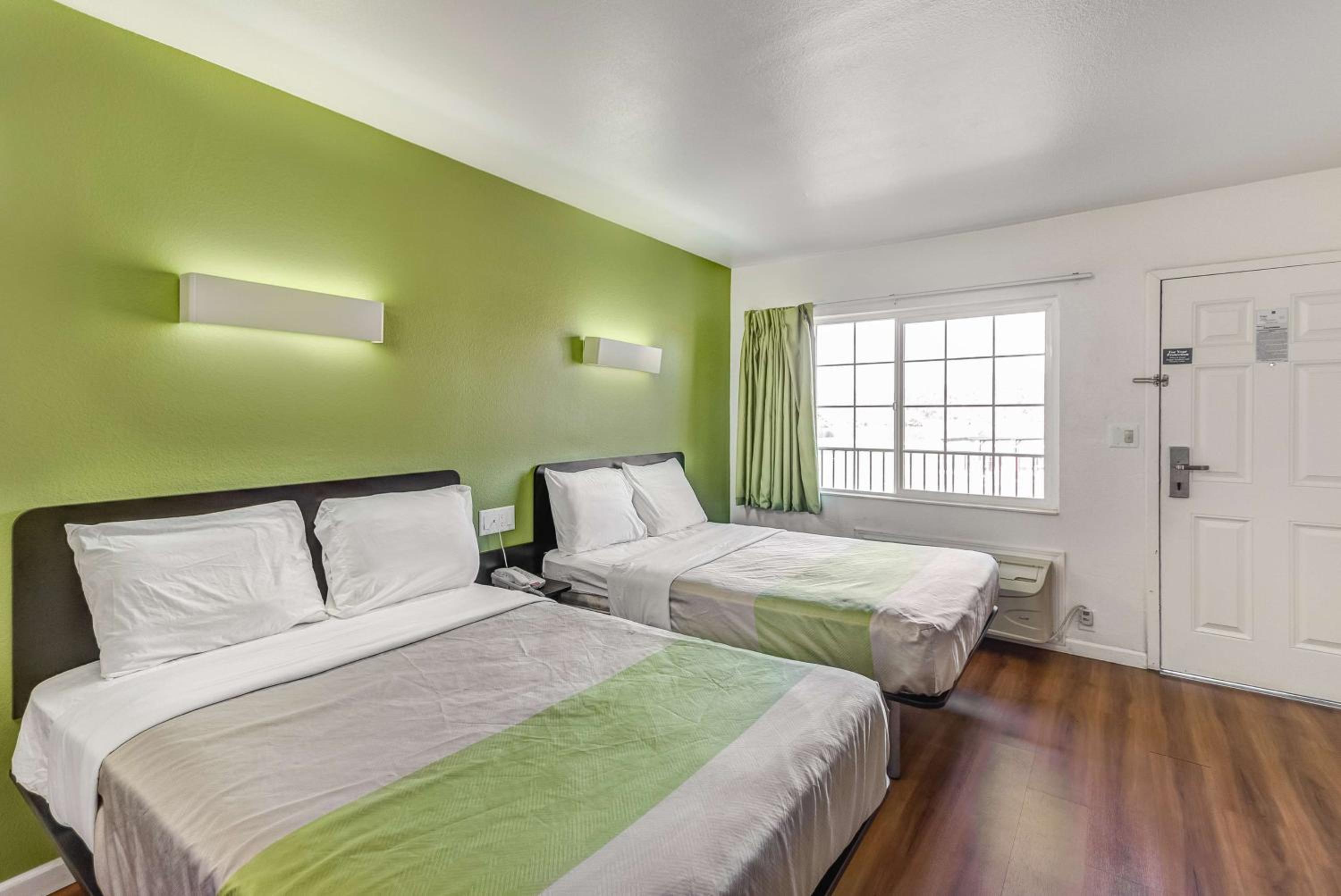 Deluxe Queen Room with Two Queen Beds - Non-Smoking - Photo 3