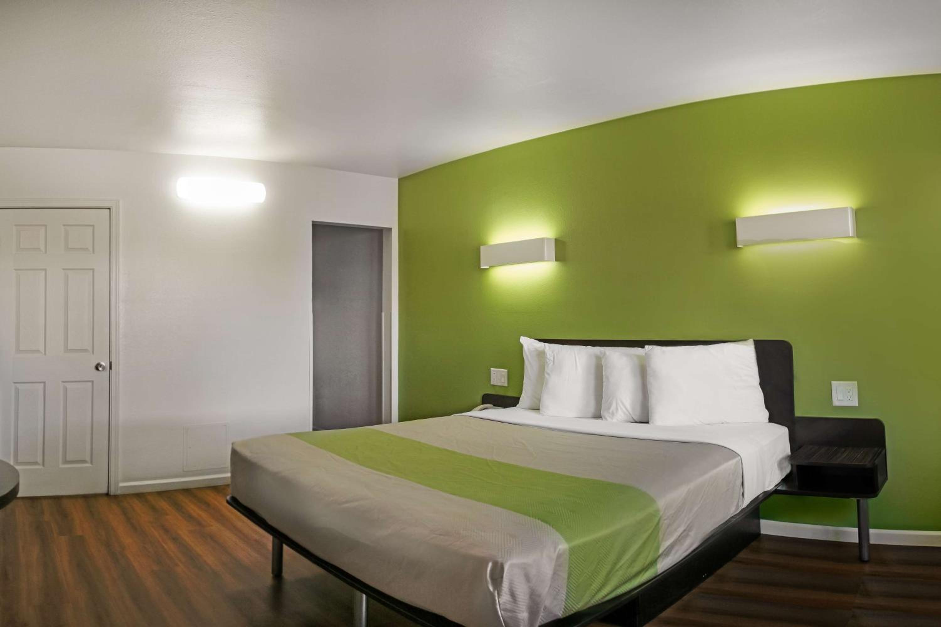 Deluxe Queen Room - Non-Smoking - Photo 3