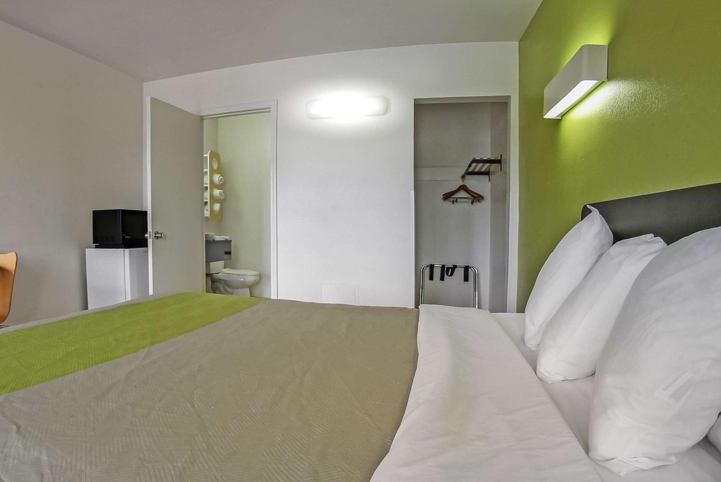 Deluxe King Room - Non-Smoking - Photo 3