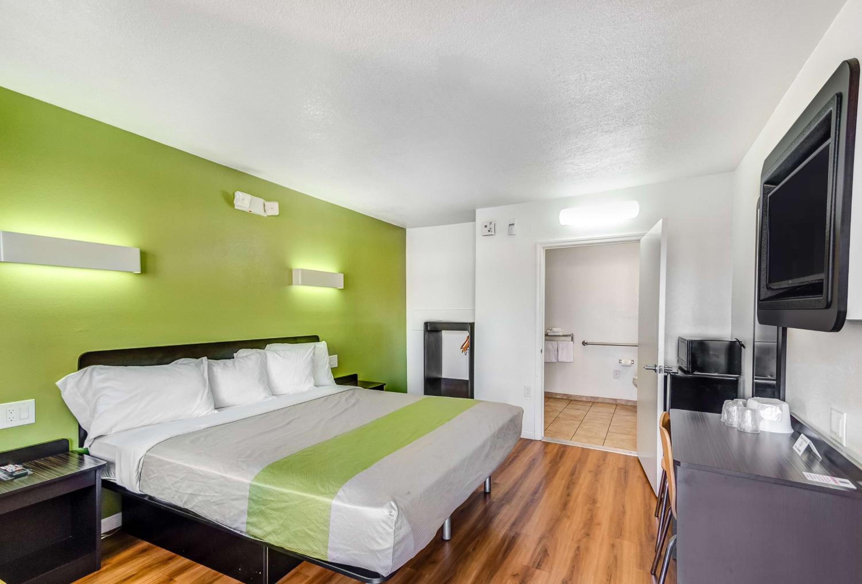 Deluxe King Room - Non-Smoking - Photo 4