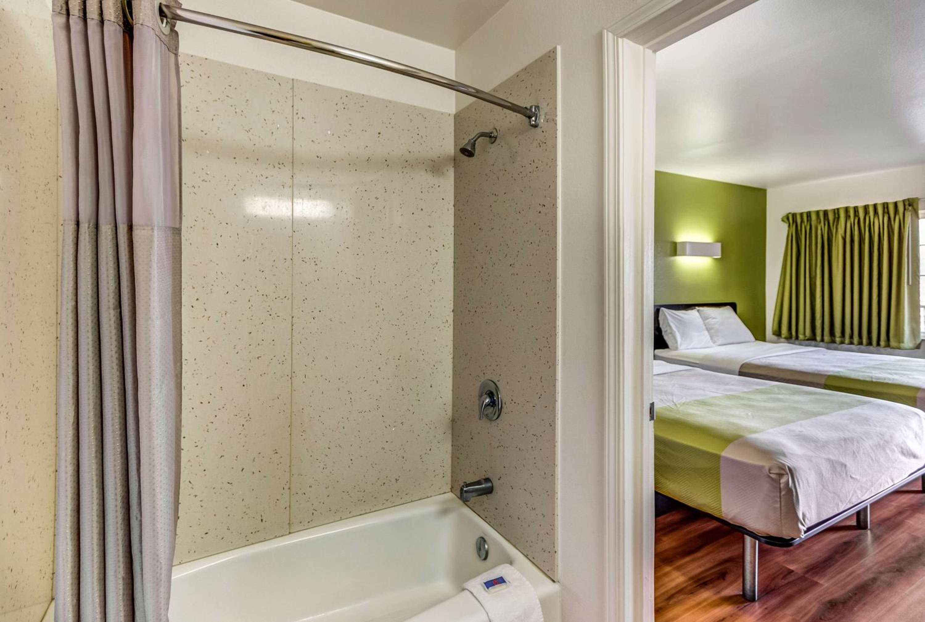 Deluxe Queen Room with Two Queen Beds - Non-Smoking - Photo 4
